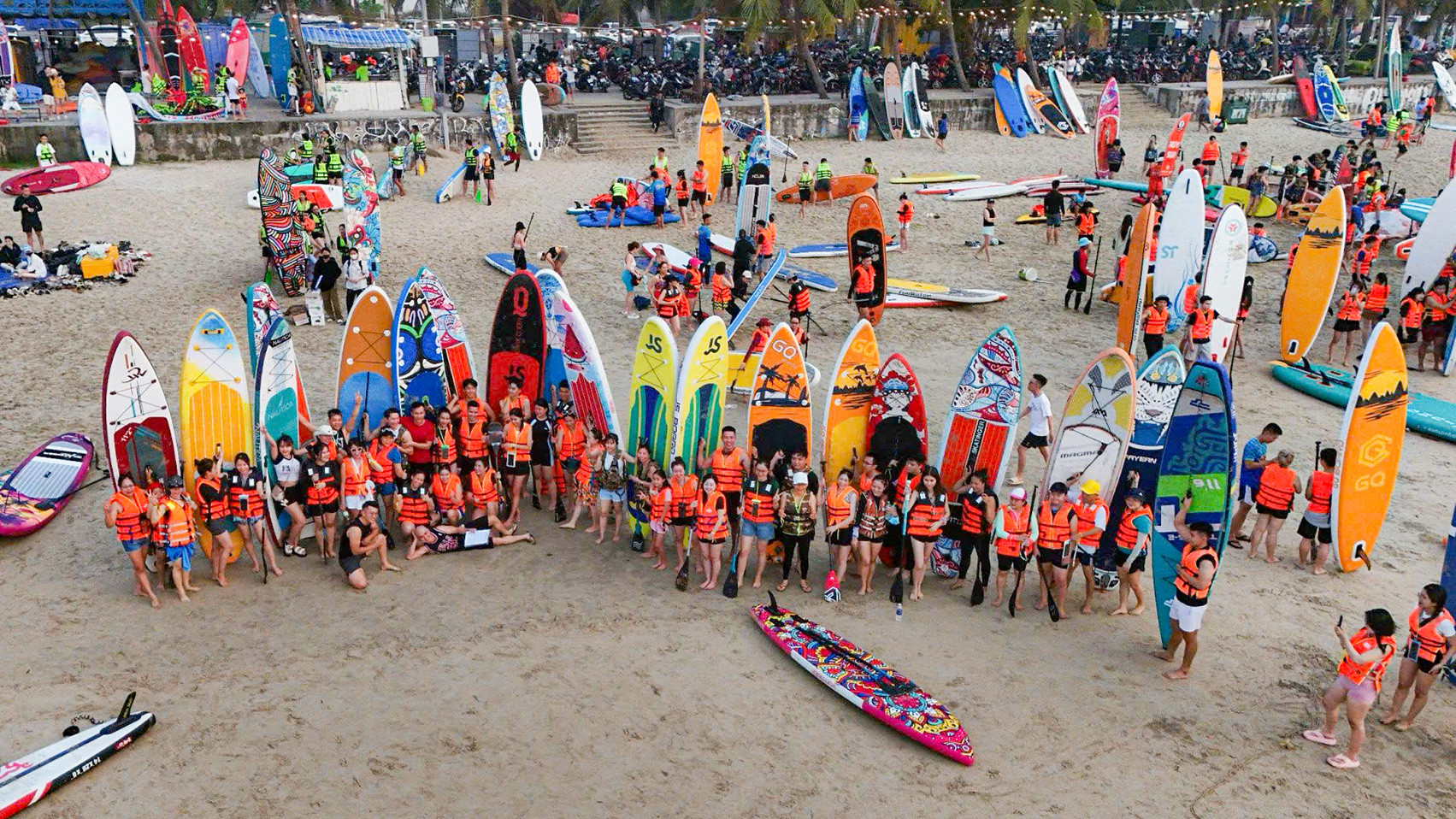 Du khách chụp ảnh kỷ niệm trước khi ra biển.