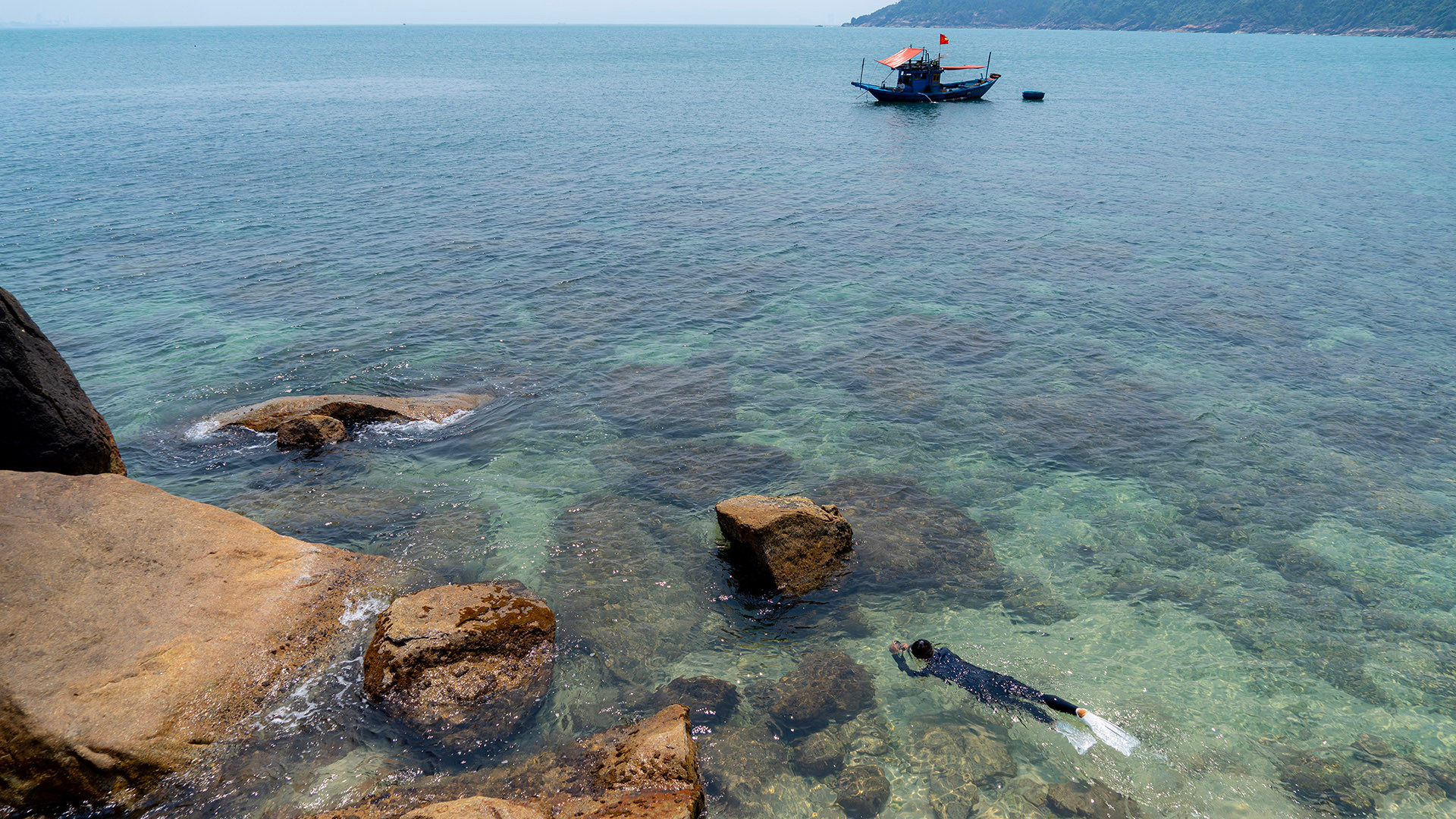 “Hòn ngọc” này có hệ sinh thái dưới nước đa dạng với hơn 144 loài san hô, 135 loài rong biển, 162 loài cá đầy màu sắc tạo thành bức tranh lung linh dưới biển.