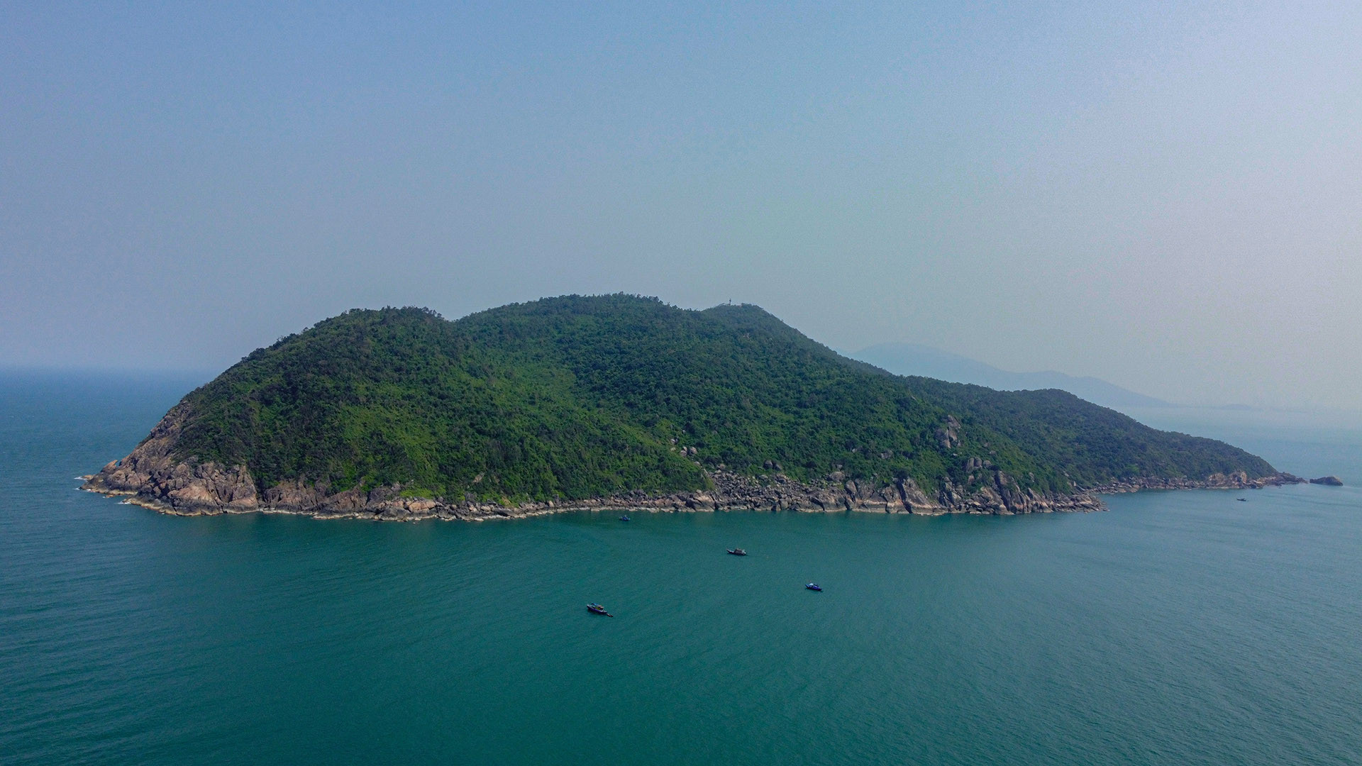 Sơn Chà là hòn đảo nằm ở phía bắc Đà Nẵng, có khung cảnh thiên nhiên hùng vĩ.