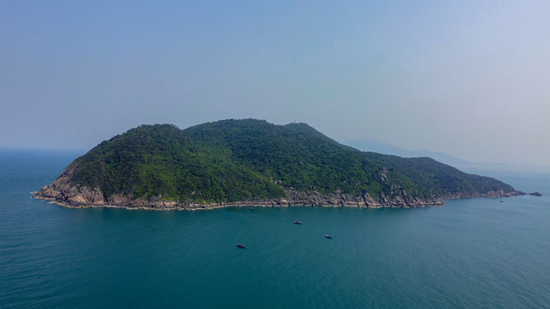 Sơn Chà là hòn đảo nằm ở phía bắc Đà Nẵng, có khung cảnh thiên nhiên hùng vĩ.