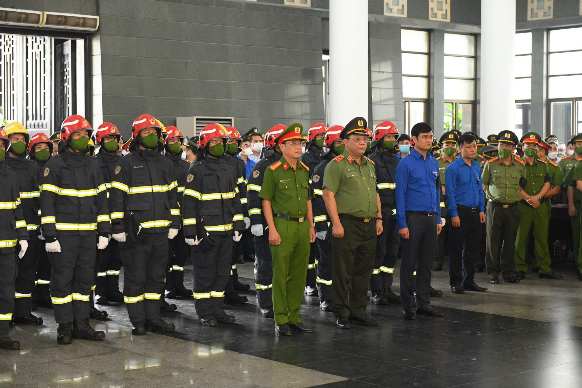 Lãnh đạo Công an thành phố Hà Nội cùng các cán bộ, chiến sĩ Cảnh sát phòng cháy chữa cháy dự lễ tang 3 liệt sĩ.