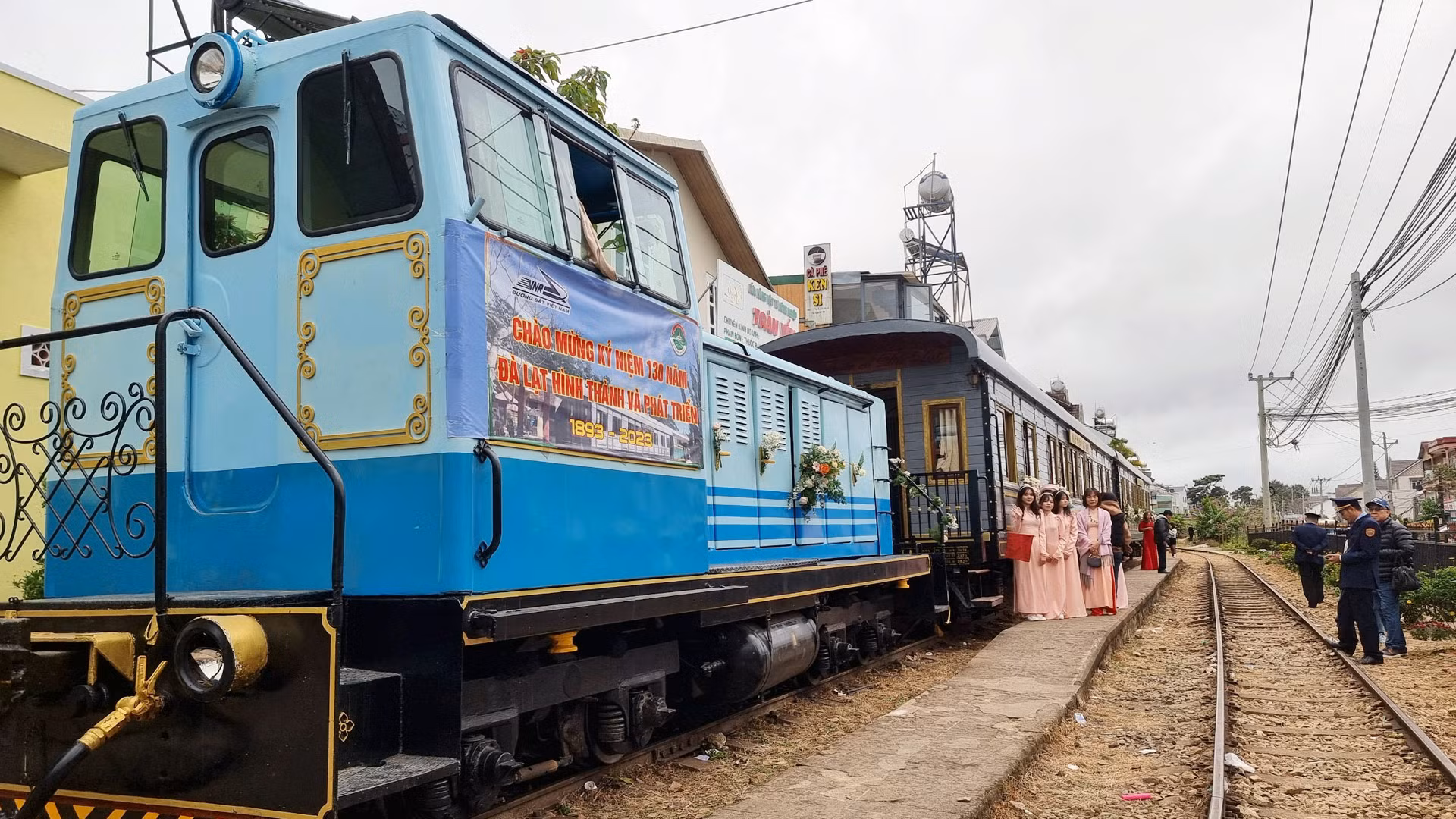 15 giờ 30 phút, đầu tàu xe lửa cổ mang dòng chữ “chào mừng kỷ niệm 130 năm Đà Lạt hình thành và phát triển (1893-2023), kéo theo những toa xe kết hoa rời ga Đà Lạt trong tiếng đàn violon mời gọi. 15 giờ 30 phút, đầu tàu xe lửa cổ mang dòng chữ “chào mừng kỷ niệm 130 năm Đà Lạt hình thành và phát triển (1893-2023), kéo theo những toa xe kết hoa rời ga Đà Lạt trong tiếng đàn violon mời gọi.