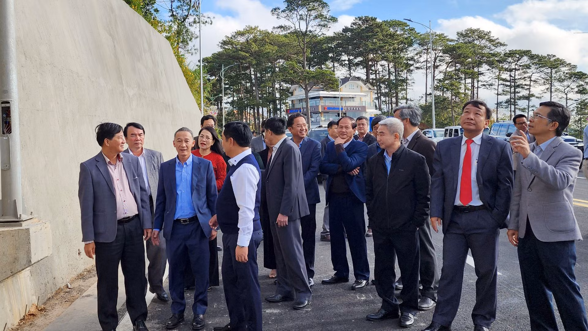 Theo Ủy ban nhân dân tỉnh Lâm Đồng, sau khi lãnh đạo tỉnh tiến hành kiểm tra dự án nâng cấp, mở rộng đèo Prenn, khẳng định đoạn tuyến nêu trên đã thi công hoàn thiện và được nghiệm thu, bảo đảm các điều kiện để đưa vào khai thác, sử dụng theo quy định pháp luật về xây dựng. Theo Ủy ban nhân dân tỉnh Lâm Đồng, sau khi lãnh đạo tỉnh tiến hành kiểm tra dự án nâng cấp, mở rộng đèo Prenn, khẳng định đoạn tuyến nêu trên đã thi công hoàn thiện và được nghiệm thu, bảo đảm các điều kiện để đưa vào khai thác, sử dụng theo quy định pháp luật về xây dựng.