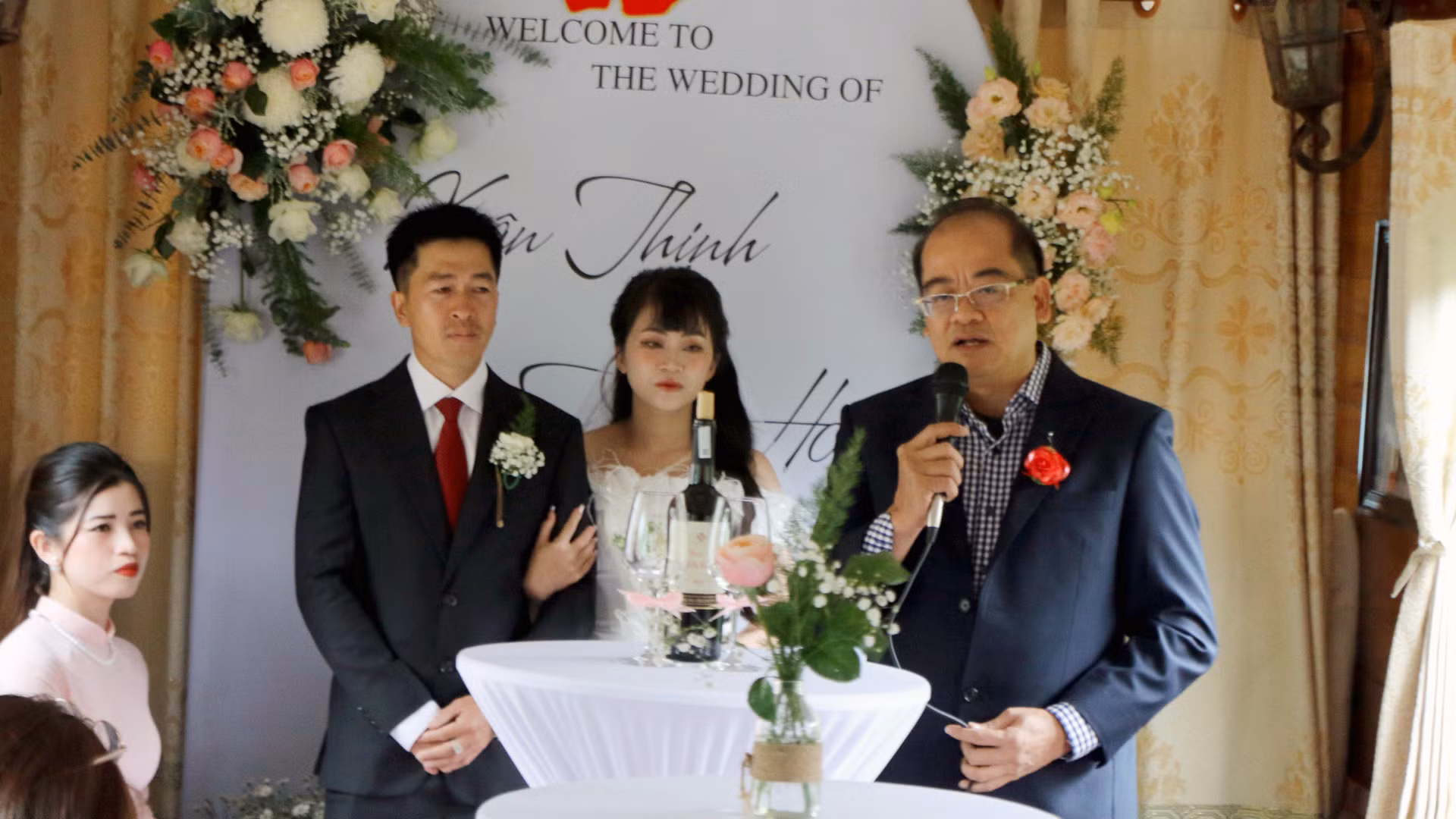 Trên toa tàu, nơi diễn ra lễ cưới của cô dâu Tuyết Hoa và chú rể Xuân Thịnh, người thân, bạn bè và lãnh đạo Công ty cổ phần đường sắt Sài Gòn, Tổng Công ty Đường sắt Việt Nam đang thực hiện nghi thức tiệc cưới cho đôi uyên ương ngành đường sắt. Trên toa tàu, nơi diễn ra lễ cưới của cô dâu Tuyết Hoa và chú rể Xuân Thịnh, người thân, bạn bè và lãnh đạo Công ty cổ phần đường sắt Sài Gòn, Tổng Công ty Đường sắt Việt Nam đang thực hiện nghi thức tiệc cưới cho đôi uyên ương ngành đường sắt.