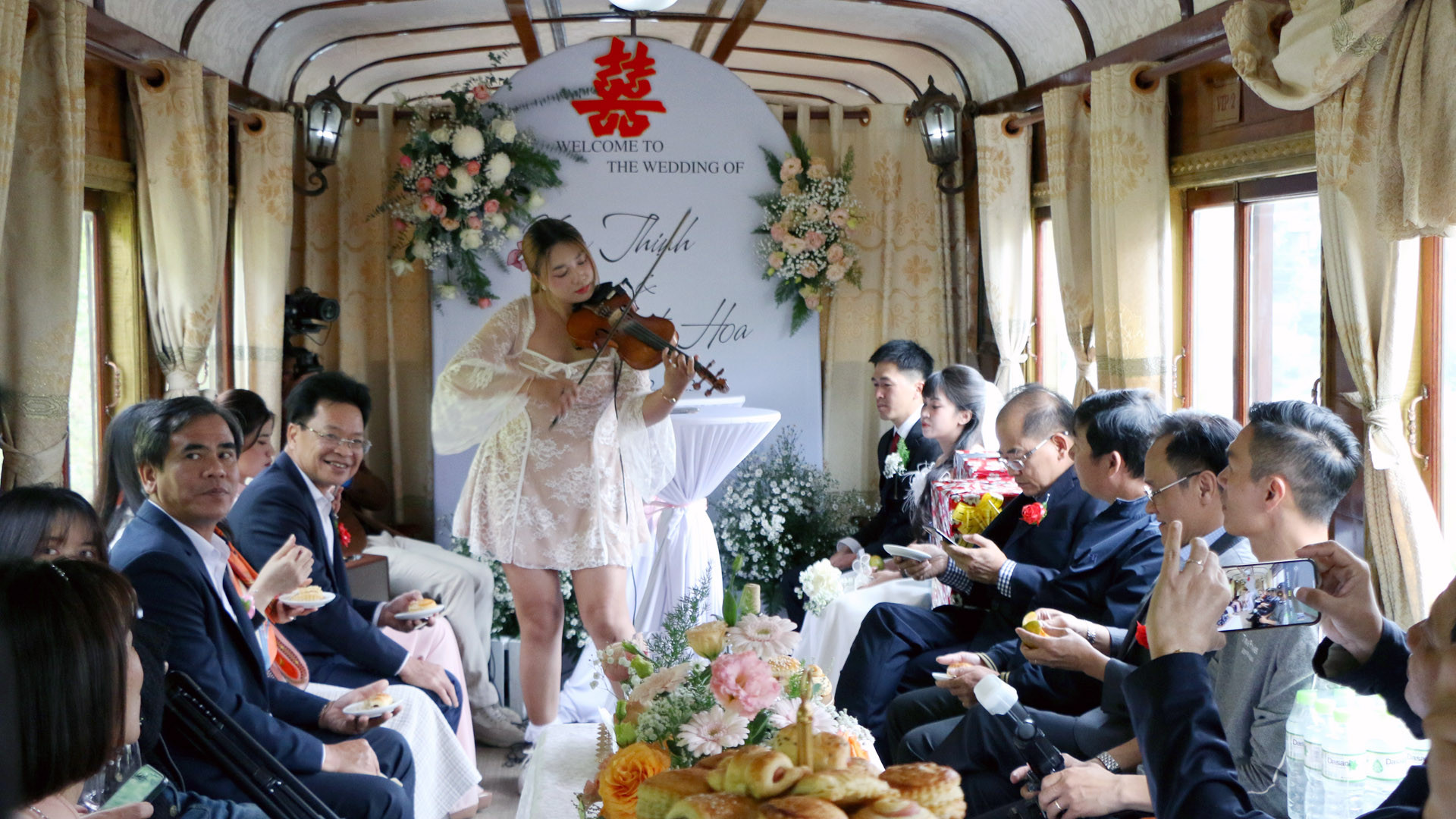 Sau quảng nghỉ ở nhà ga Trại Mát, đoàn tàu chuyển bánh trở về ga cổ Đà Lạt, nơi tiếp tục diễn ra tiệc mừng thành hôn của đôi uyên ương Tuyết Hoa-Xuân Thịnh.