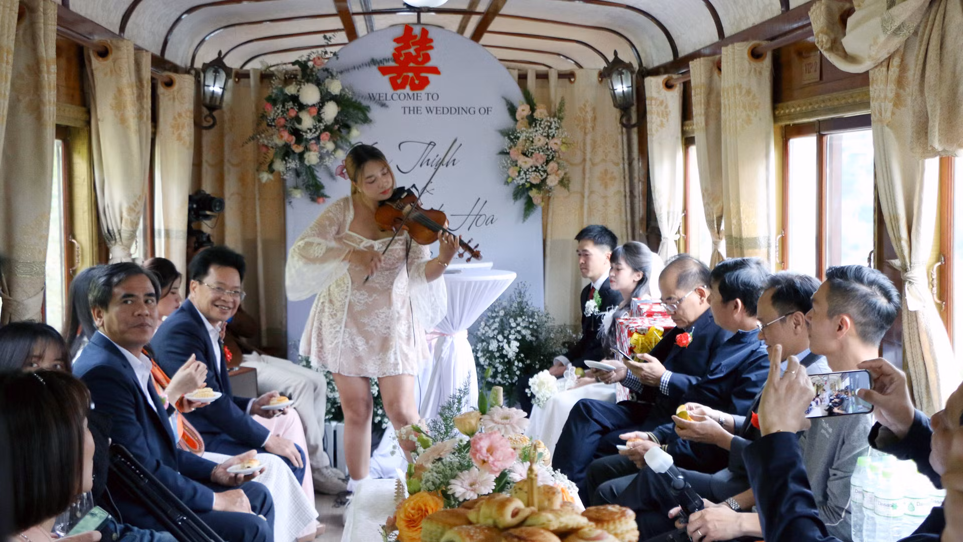 Sau quảng nghỉ ở nhà ga Trại Mát, đoàn tàu chuyển bánh trở về ga cổ Đà Lạt, nơi tiếp tục diễn ra tiệc mừng thành hôn của đôi uyên ương Tuyết Hoa-Xuân Thịnh. Sau quảng nghỉ ở nhà ga Trại Mát, đoàn tàu chuyển bánh trở về ga cổ Đà Lạt, nơi tiếp tục diễn ra tiệc mừng thành hôn của đôi uyên ương Tuyết Hoa-Xuân Thịnh.