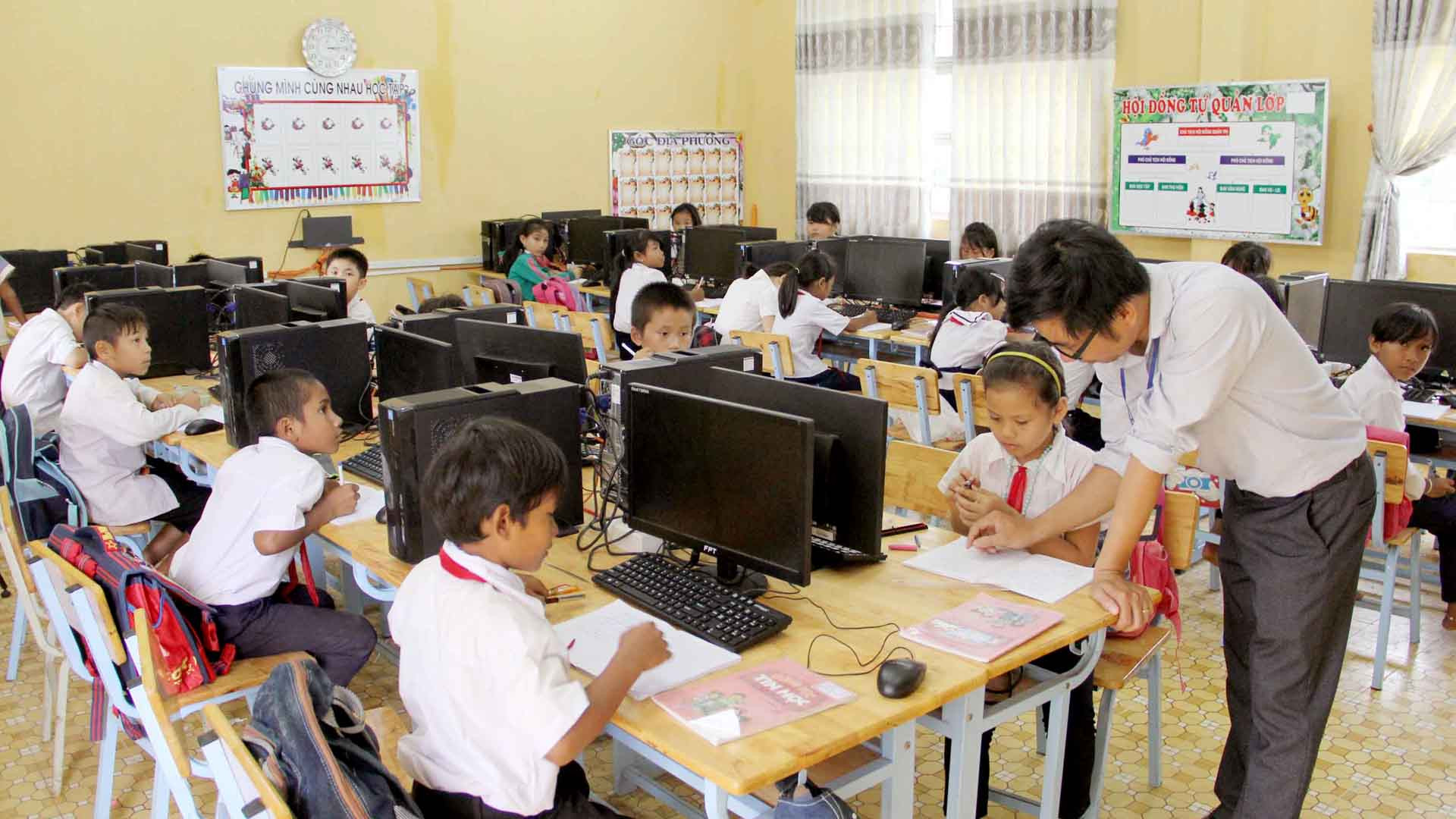 Học sinh Đam Rông trong giờ học tin học.