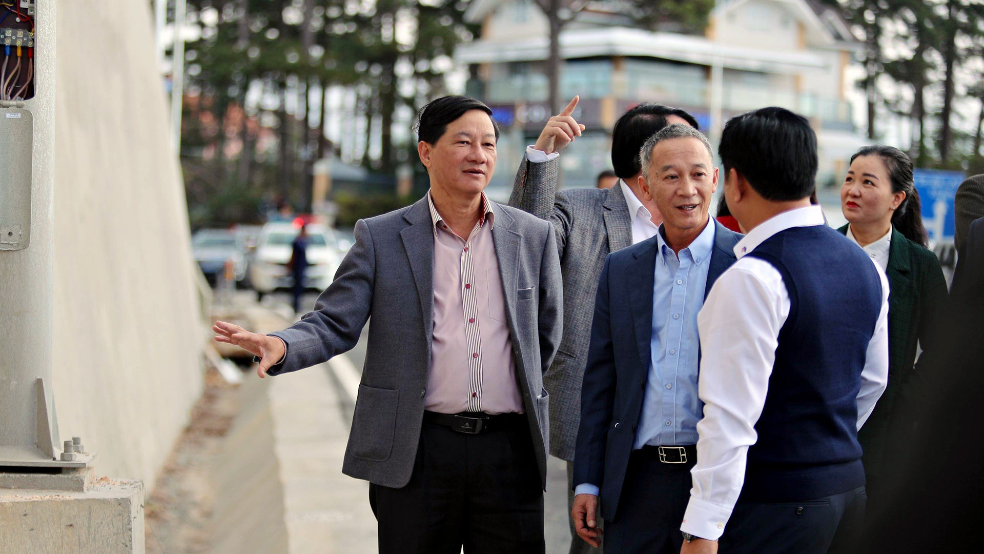 Ủy viên Trung ương Đảng, Bí thư Tỉnh ủy, Chủ tịch HĐND tỉnh Lâm Đồng Trần Đức Quận (trái) và Chủ tịch Ủy ban nhân dân tỉnh Trần Văn Hiệp (giữa), cùng lãnh đạo các sở, ban, ngành địa phương; lãnh đạo thành phố Đà Lạt đã chứng kiến buổi thông tuyến gần 3km trên đèo Prenn và chính thức trải nghiệm đoạn tuyến này.