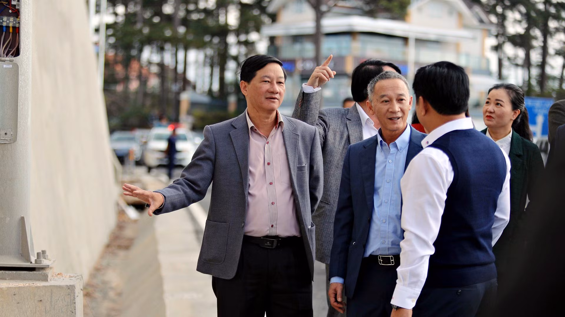 Ủy viên Trung ương Đảng, Bí thư Tỉnh ủy, Chủ tịch HĐND tỉnh Lâm Đồng Trần Đức Quận (trái) và Chủ tịch Ủy ban nhân dân tỉnh Trần Văn Hiệp (giữa), cùng lãnh đạo các sở, ban, ngành địa phương; lãnh đạo thành phố Đà Lạt đã chứng kiến buổi thông tuyến gần 3km trên đèo Prenn và chính thức trải nghiệm đoạn tuyến này. Ủy viên Trung ương Đảng, Bí thư Tỉnh ủy, Chủ tịch HĐND tỉnh Lâm Đồng Trần Đức Quận (trái) và Chủ tịch Ủy ban nhân dân tỉnh Trần Văn Hiệp (giữa), cùng lãnh đạo các sở, ban, ngành địa phương; lãnh đạo thành phố Đà Lạt đã chứng kiến buổi thông tuyến gần 3km trên đèo Prenn và chính thức trải nghiệm đoạn tuyến này.