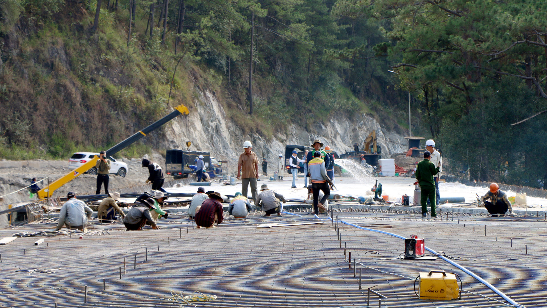 Theo kế hoạch, dự án sẽ được đưa vào sử dụng vào cuối năm 2023. Nhưng do một số điều kiện khách quan về thời tiết, địa hình và hướng tới tuyến đèo mỹ quan, nên đã ảnh hưởng đến tiến độ thi công. Trong ảnh: Công nhân gấp rút thi công cầu cải tuyến trên công trình nâng cấp, mở rộng đèo Prenn.