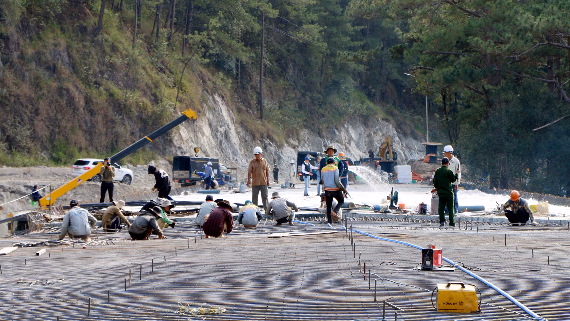 Theo kế hoạch, dự án sẽ được đưa vào sử dụng vào cuối năm 2023. Nhưng do một số điều kiện khách quan về thời tiết, địa hình và hướng tới tuyến đèo mỹ quan, nên đã ảnh hưởng đến tiến độ thi công. Trong ảnh: Công nhân gấp rút thi công cầu cải tuyến trên công trình nâng cấp, mở rộng đèo Prenn. Theo kế hoạch, dự án sẽ được đưa vào sử dụng vào cuối năm 2023. Nhưng do một số điều kiện khách quan về thời tiết, địa hình và hướng tới tuyến đèo mỹ quan, nên đã ảnh hưởng đến tiến độ thi công. Trong ảnh: Công nhân gấp rút thi công cầu cải tuyến trên công trình nâng cấp, mở rộng đèo Prenn.