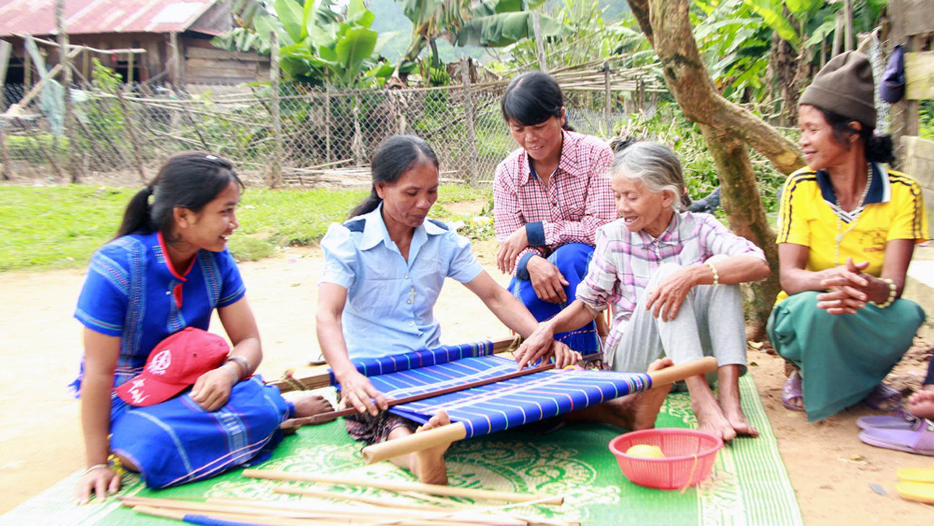 Đồng bào dân tộc thiểu số bản địa huyện Đam Rông gìn giữ nghề dệt thổ cẩm truyền thống.