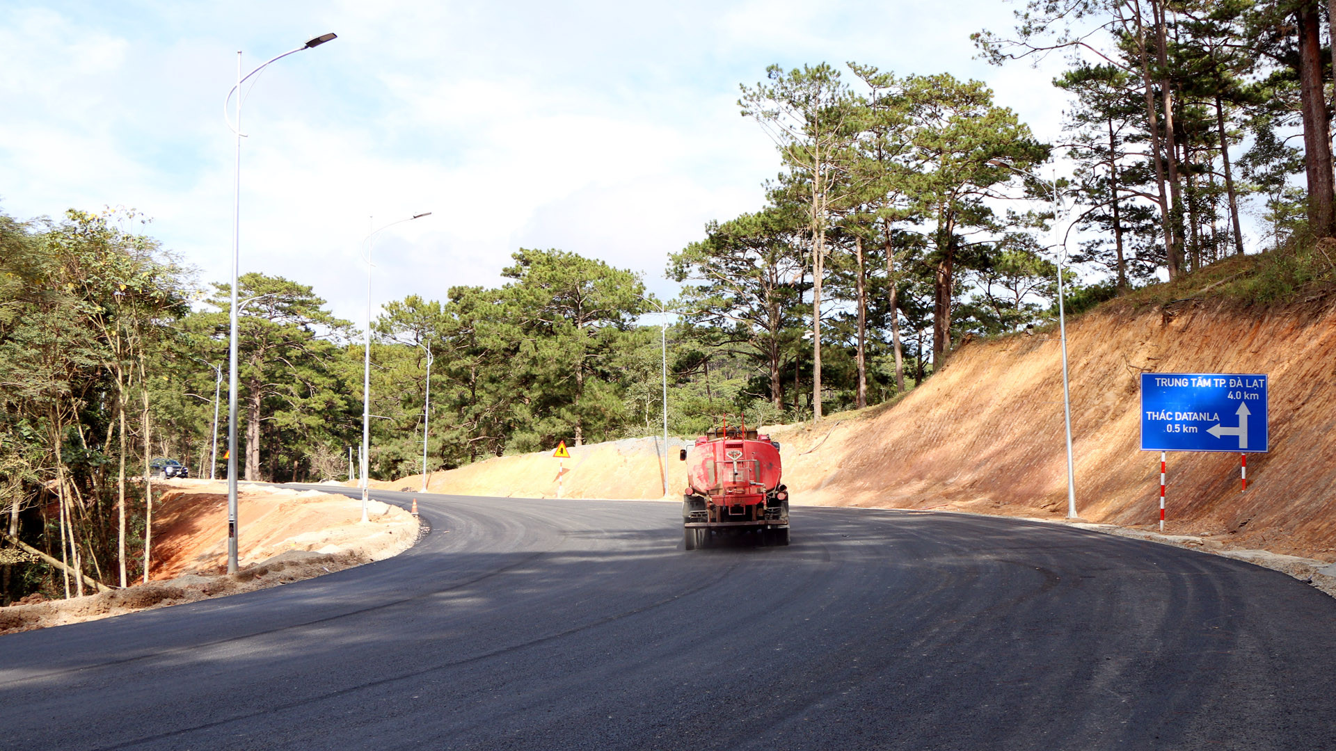 Dự kiến, đoạn tuyến còn lại sẽ thông xe kỹ thuật trước ngày 28/12. Và theo yêu cầu của chính quyền địa phương, đoạn tuyến này phải hoàn thiện trong tháng 1/2024, để đưa toàn bộ tuyến đèo Prenn vào khai thác, vận hành. Trong ảnh: Một đoạn trong đoạn tuyến còn lại trên đèo Prenn sắp hoàn thiện.