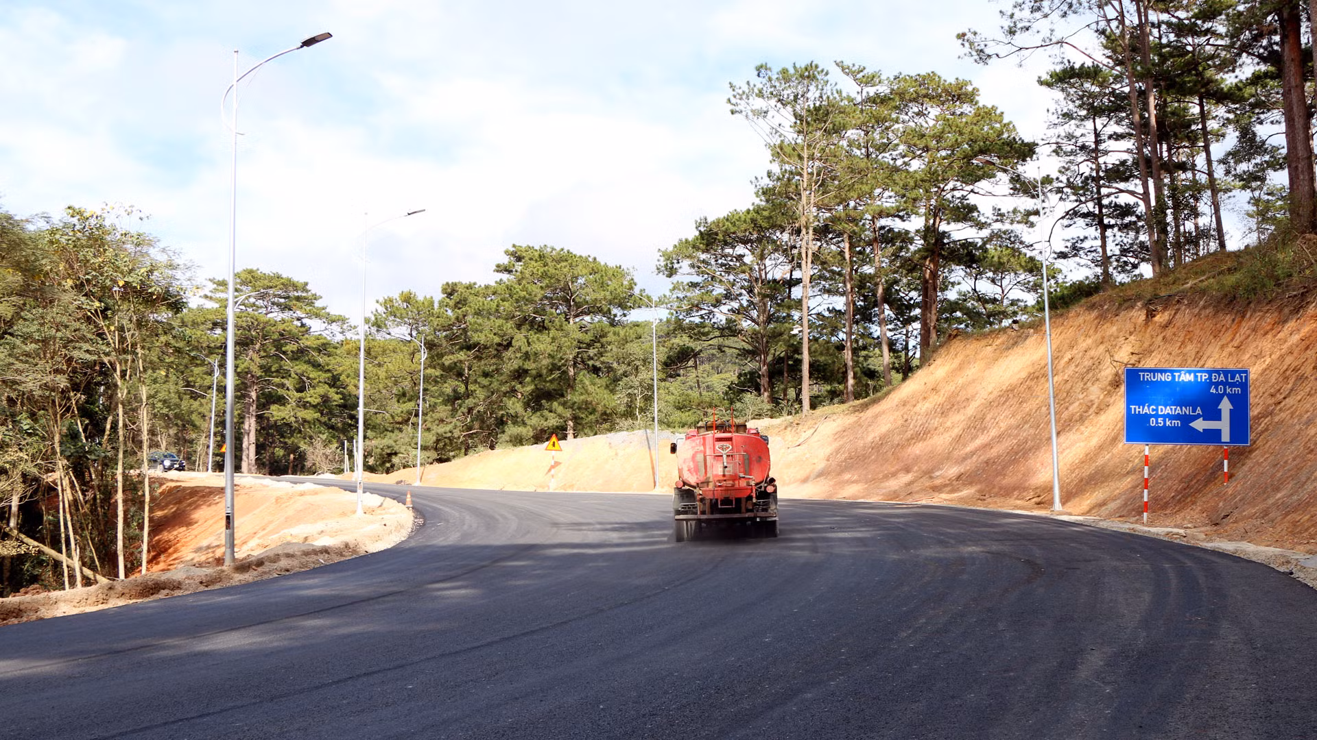 Dự kiến, đoạn tuyến còn lại sẽ thông xe kỹ thuật trước ngày 28/12. Và theo yêu cầu của chính quyền địa phương, đoạn tuyến này phải hoàn thiện trong tháng 1/2024, để đưa toàn bộ tuyến đèo Prenn vào khai thác, vận hành. Trong ảnh: Một đoạn trong đoạn tuyến còn lại trên đèo Prenn sắp hoàn thiện. Dự kiến, đoạn tuyến còn lại sẽ thông xe kỹ thuật trước ngày 28/12. Và theo yêu cầu của chính quyền địa phương, đoạn tuyến này phải hoàn thiện trong tháng 1/2024, để đưa toàn bộ tuyến đèo Prenn vào khai thác, vận hành. Trong ảnh: Một đoạn trong đoạn tuyến còn lại trên đèo Prenn sắp hoàn thiện.