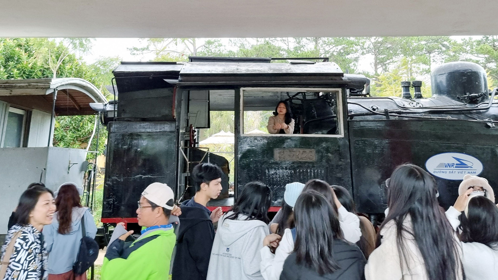 Ông Đặng Sỹ Mạnh thông tin: “Cùng với dịch vụ “toa xe cộng đồng”, có thể tổ chức sinh nhật, họp lớp, cưới hỏi và các sự kiện khác… Tương lai, chúng tôi hướng đến đoàn tàu du lịch, đoàn tàu khách sạn, với hành trình theo yêu cầu của hành khách. Có thể đi từ tỉnh này sang tỉnh khác, đi từ bắc vào nam, đi qua các vùng miền trên đất nước”.