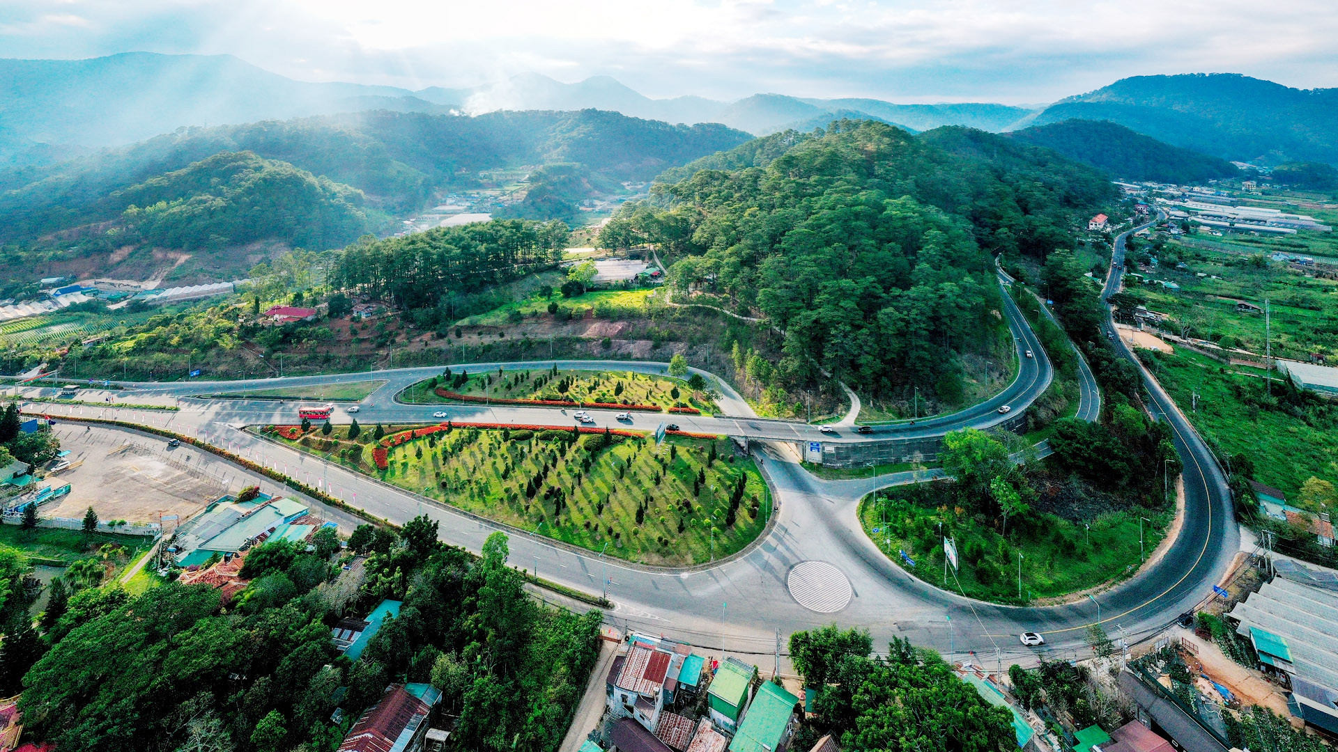Đèo Prenn là tuyến trục chính đô thị, cửa ngõ ra vào thành phố Đà Lạt và là điểm đầu, điểm cuối kết nối hệ thống đường cao tốc Dầu Giây-Liên Khương và Liên Khương-Prenn qua địa bàn Lâm Đồng, theo quy hoạch mạng lưới đường bộ giai đoạn 2021-2030, tầm nhìn đến năm 2050, được Thủ tướng Chính phủ phê duyệt. Trong ảnh: Điểm giao đèo Prenn, Mimosa và cao tốc Liên Khương-Prenn.