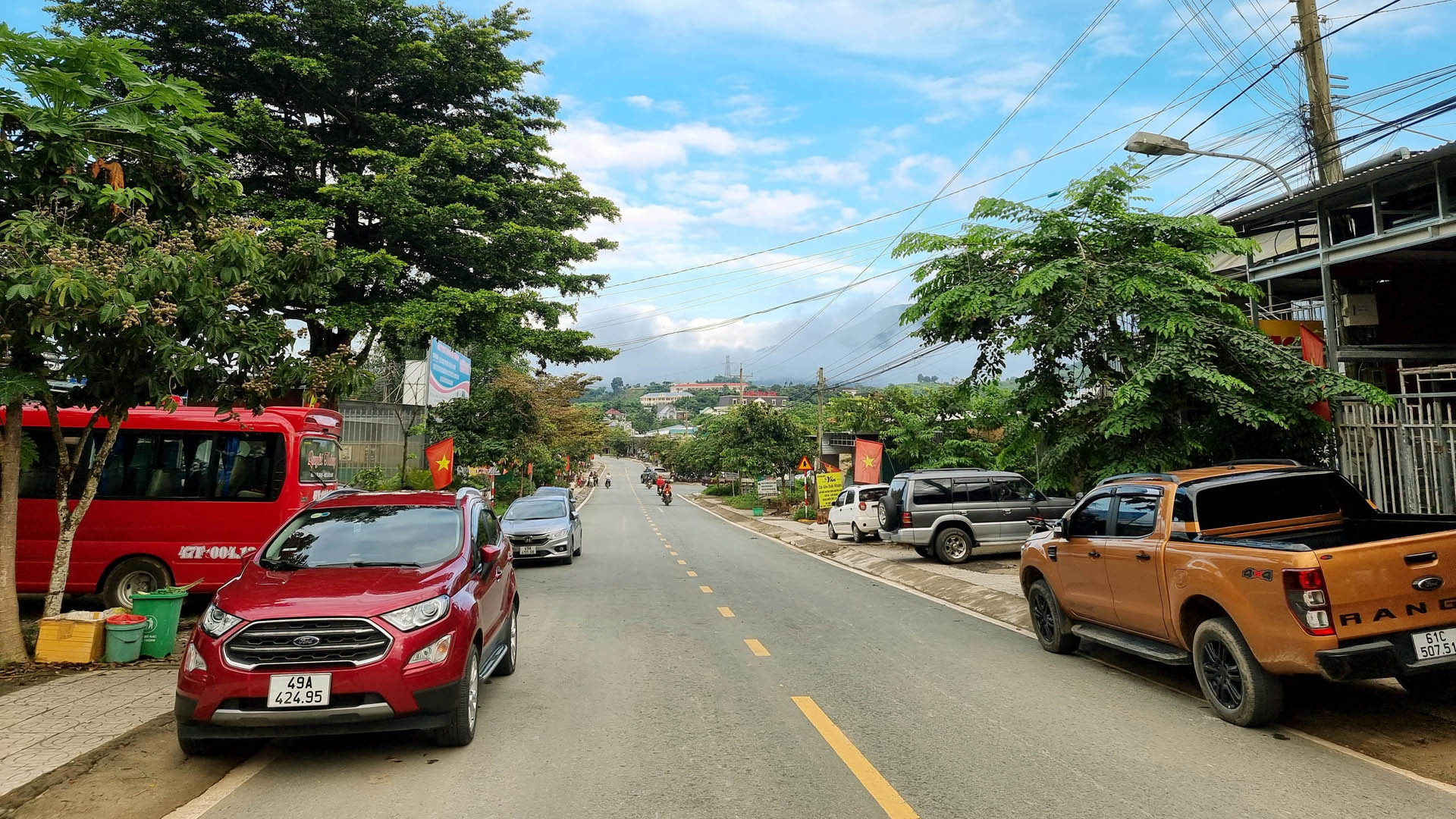 Cung đường chạy dọc trung tâm huyện Đam Rông.