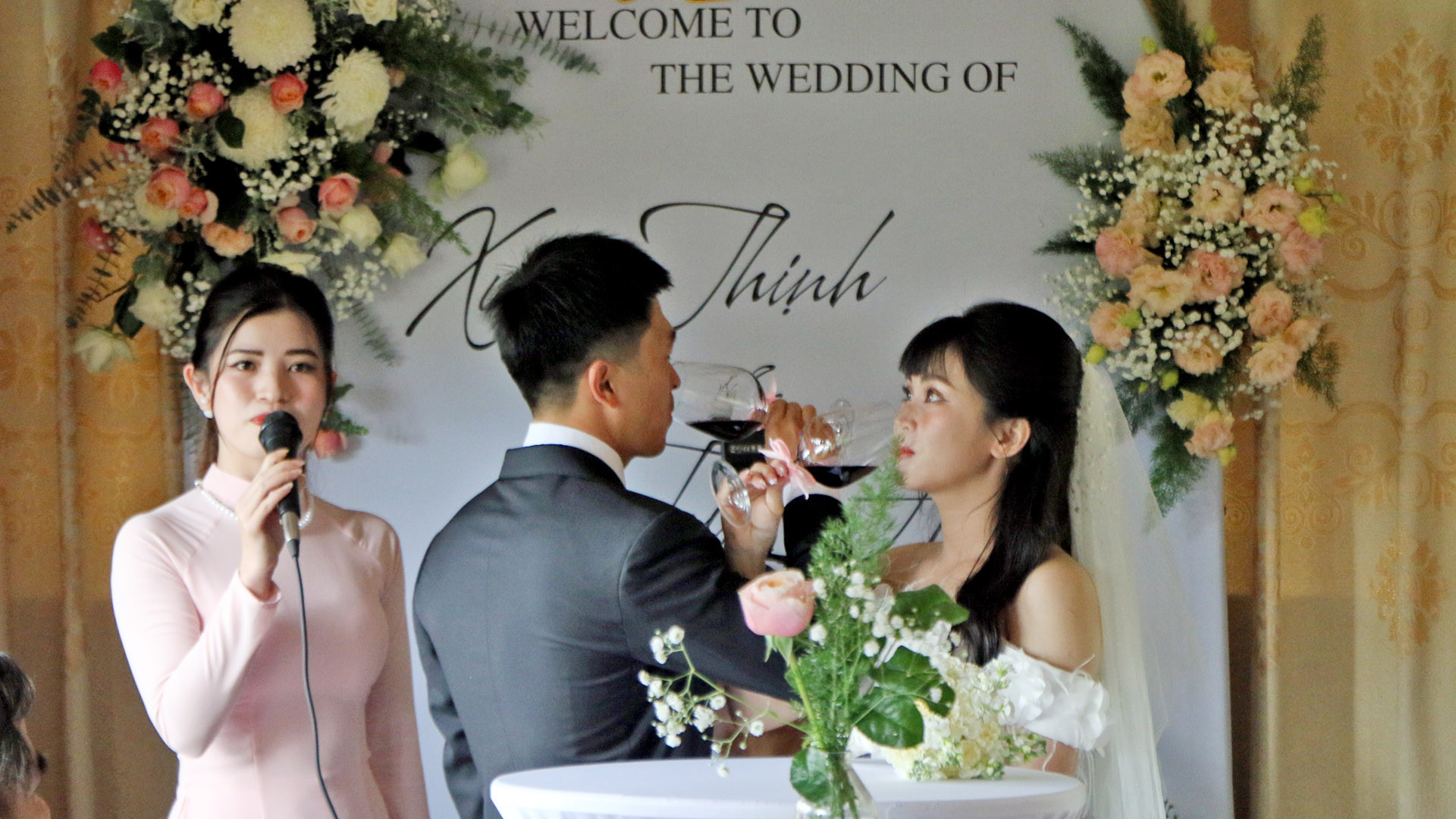 Đoàn tàu chầm chậm lăn bánh, chén rượu giao bôi đã được đôi bạn trẻ trao nhau trong không gian ấm nồng.