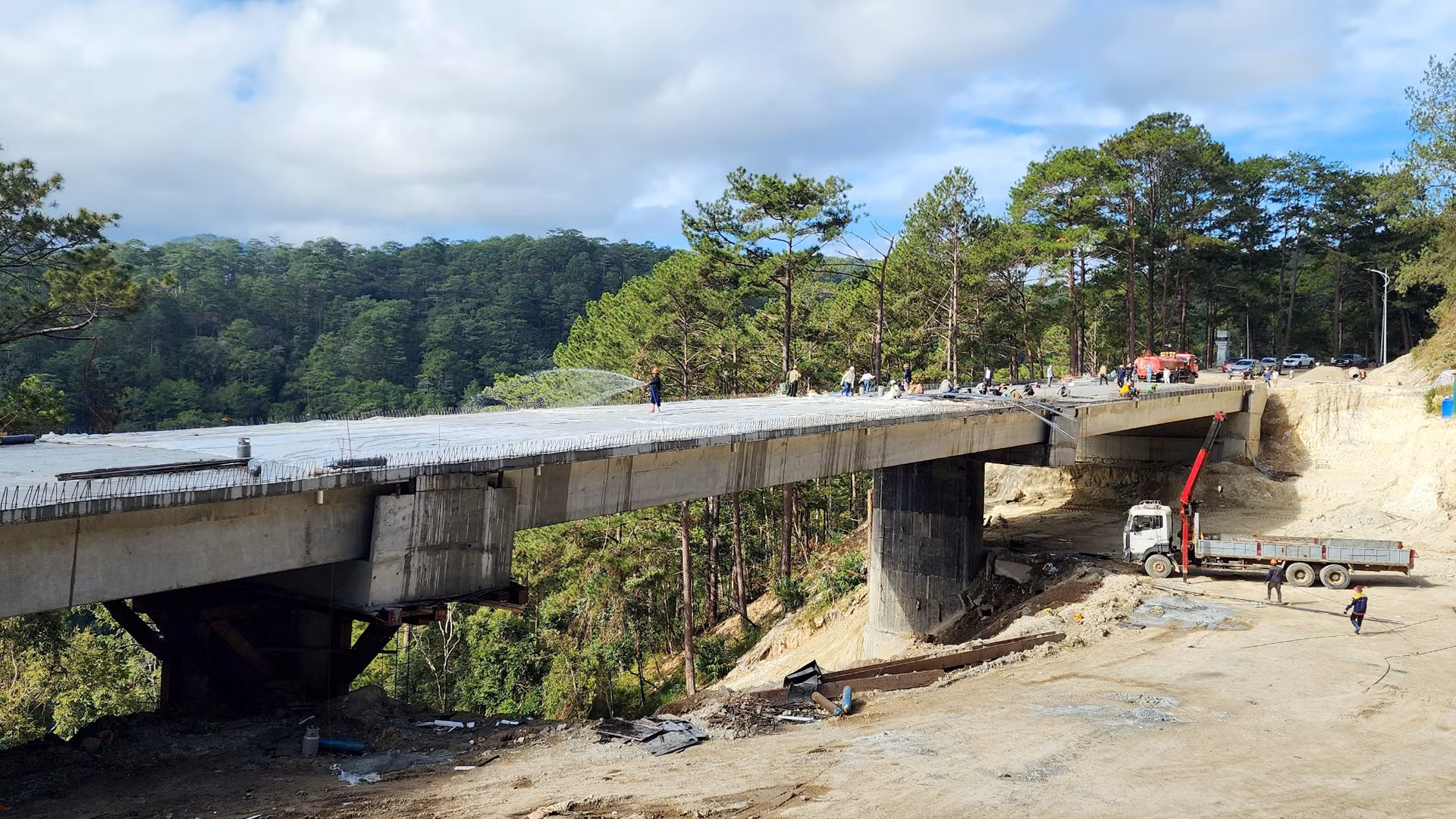 Để đáp ứng được tiến độ theo kế hoạch, nhà thầu liên danh Đèo Cả đã tăng cường nhân lực, máy móc thiết bị, tổ chức tăng ca, có những hạng mục thay ca thi công 24/24 liên tục để bù đắp tiến độ. Trong ảnh: Cây cầu cải tuyến trên đèo Prenn thuộc đoạn tuyến còn lại sắp thi công hoàn thiện. Để đáp ứng được tiến độ theo kế hoạch, nhà thầu liên danh Đèo Cả đã tăng cường nhân lực, máy móc thiết bị, tổ chức tăng ca, có những hạng mục thay ca thi công 24/24 liên tục để bù đắp tiến độ. Trong ảnh: Cây cầu cải tuyến trên đèo Prenn thuộc đoạn tuyến còn lại sắp thi công hoàn thiện.