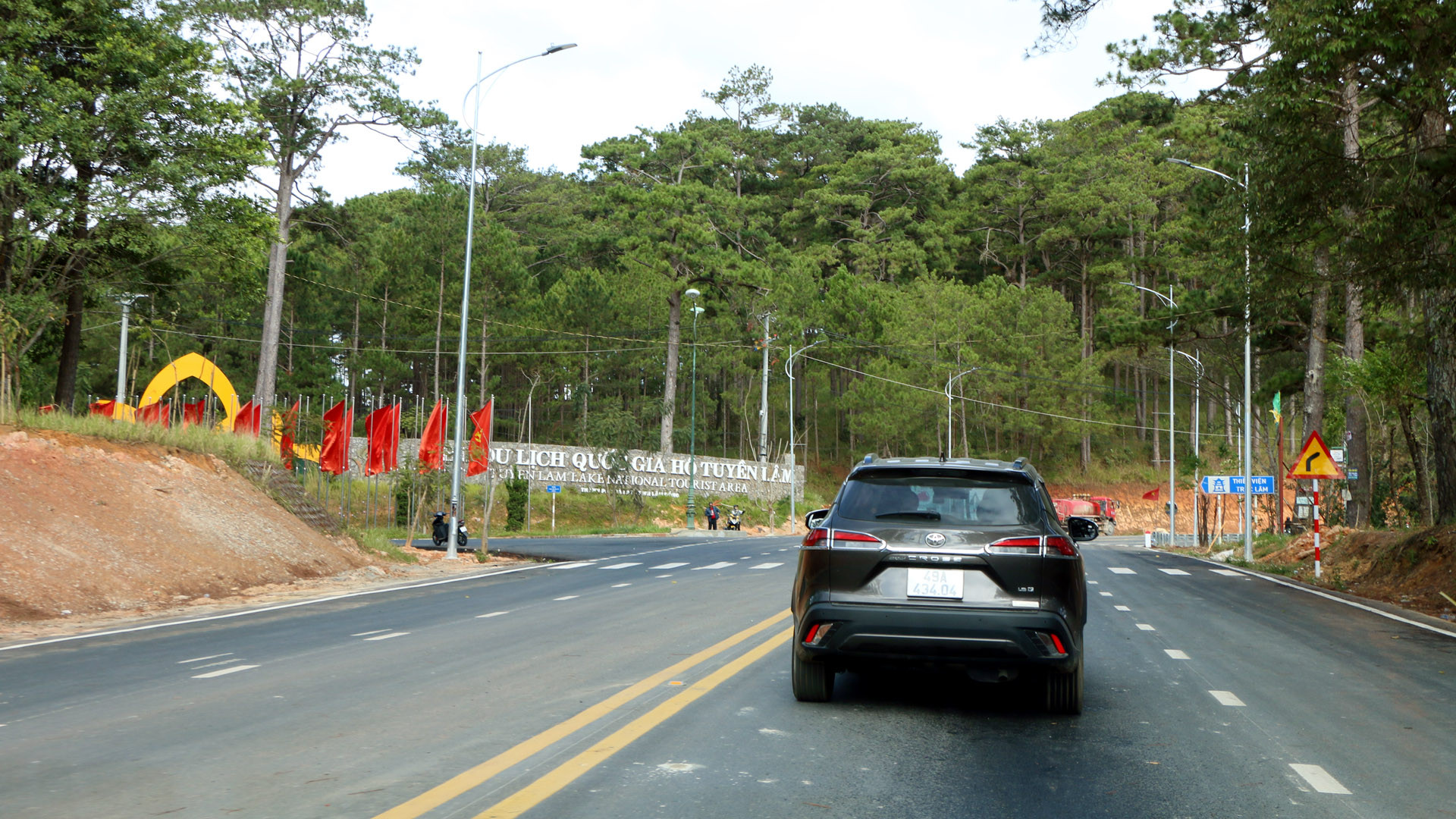 Người dân địa phương và du khách có thể điều khiển phương tiện lưu thông từ trung tâm thành phố Đà Lạt theo hướng về sân bay Liên Khương, đến khu du lịch thác Datanla, hoặc rẽ vào tuyến đường đến khu du lịch quốc gia hồ Tuyền Lâm để nối vào cao tốc Liên Khương-Prenn và ngược lại.
