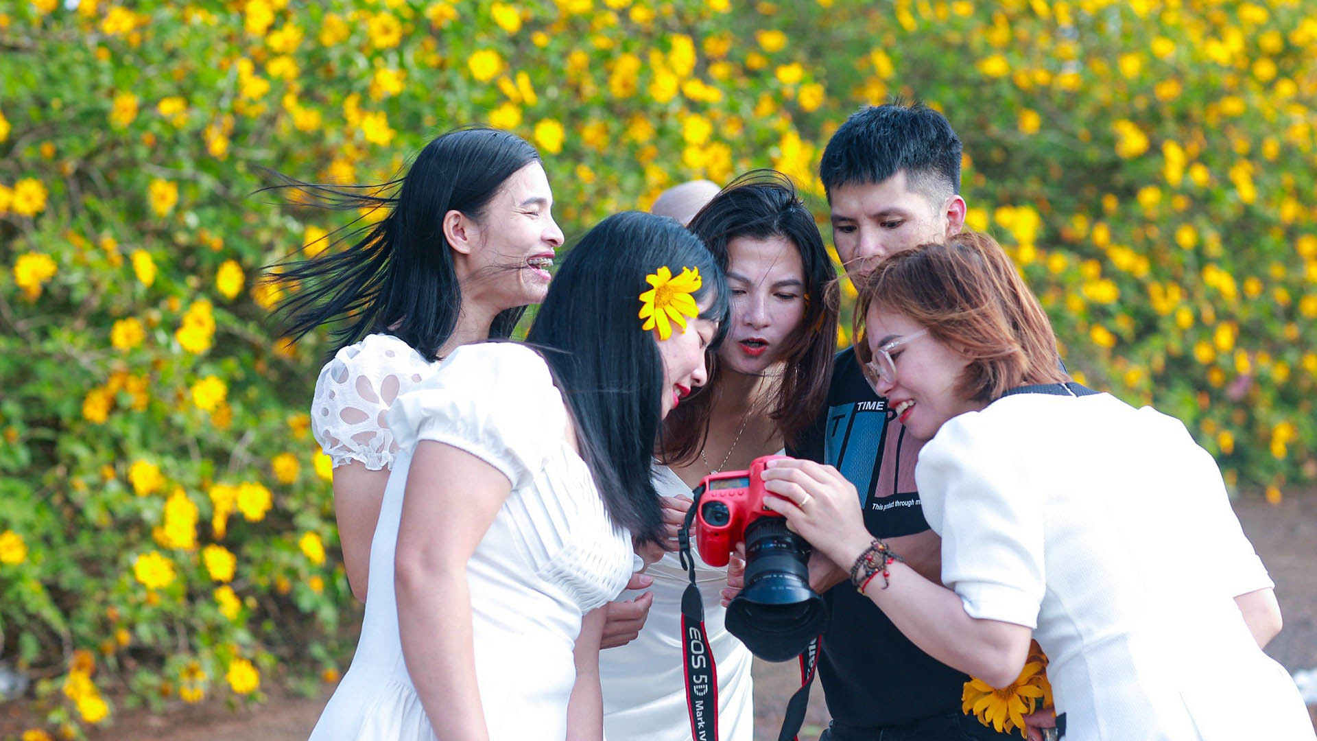 Nhiều người bảo, Đà Lạt có cái nắng mùa đông rất đặc biệt: Nắng lạnh! Ánh nắng vàng trong suốt làm tôn lên vẻ hoài cổ, sang trọng của đô thị cao nguyên, như “bản phối” nghệ thuật kiến trúc Á-Âu diễm lệ.