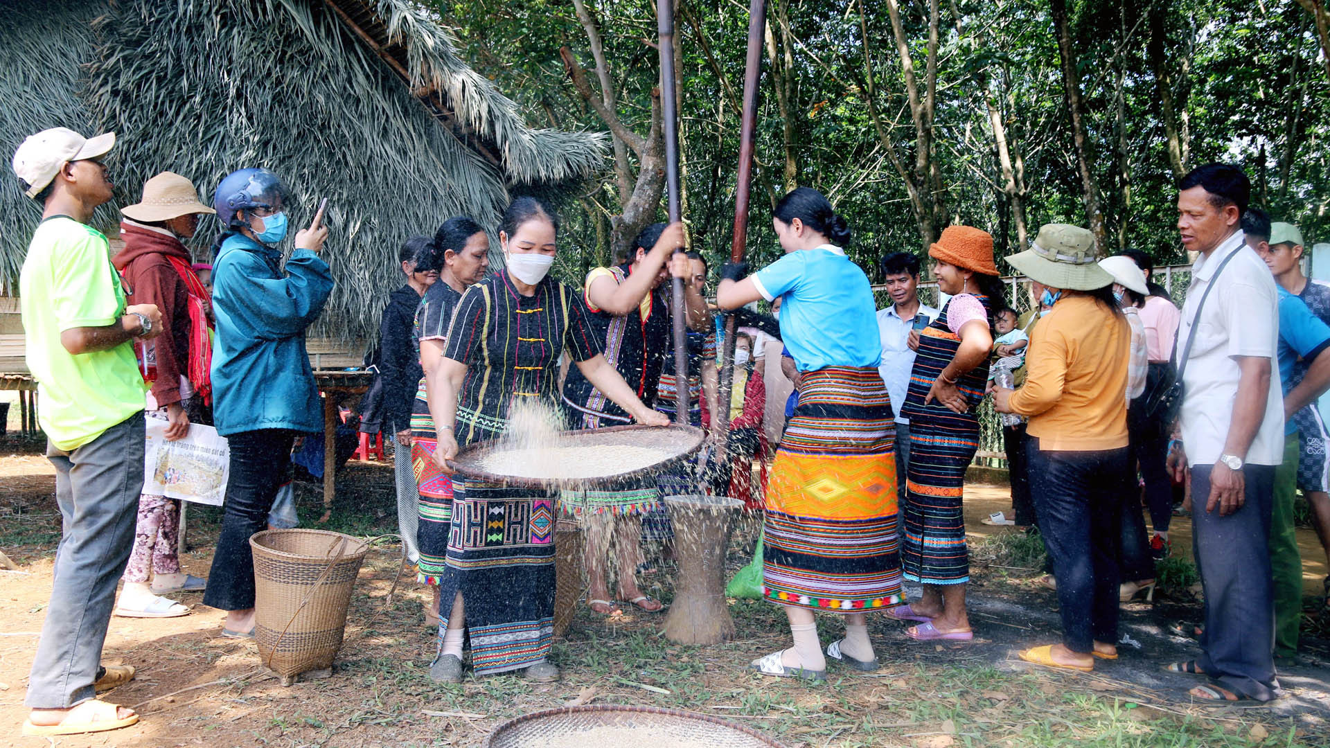 Đồng bào Mạ ở xã anh hùng Đồng Nai Thượng cùng vui ngày hội văn hóa.