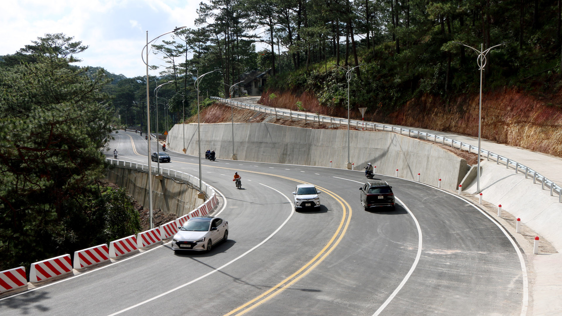 Sau khi nâng cấp, mở rộng, đèo Prenn có mặt đường rộng 14,5m, quy mô 4 làn xe ô tô, dọc tuyến bố trí 4 điểm dừng xe và 2 điểm vọng cảnh.