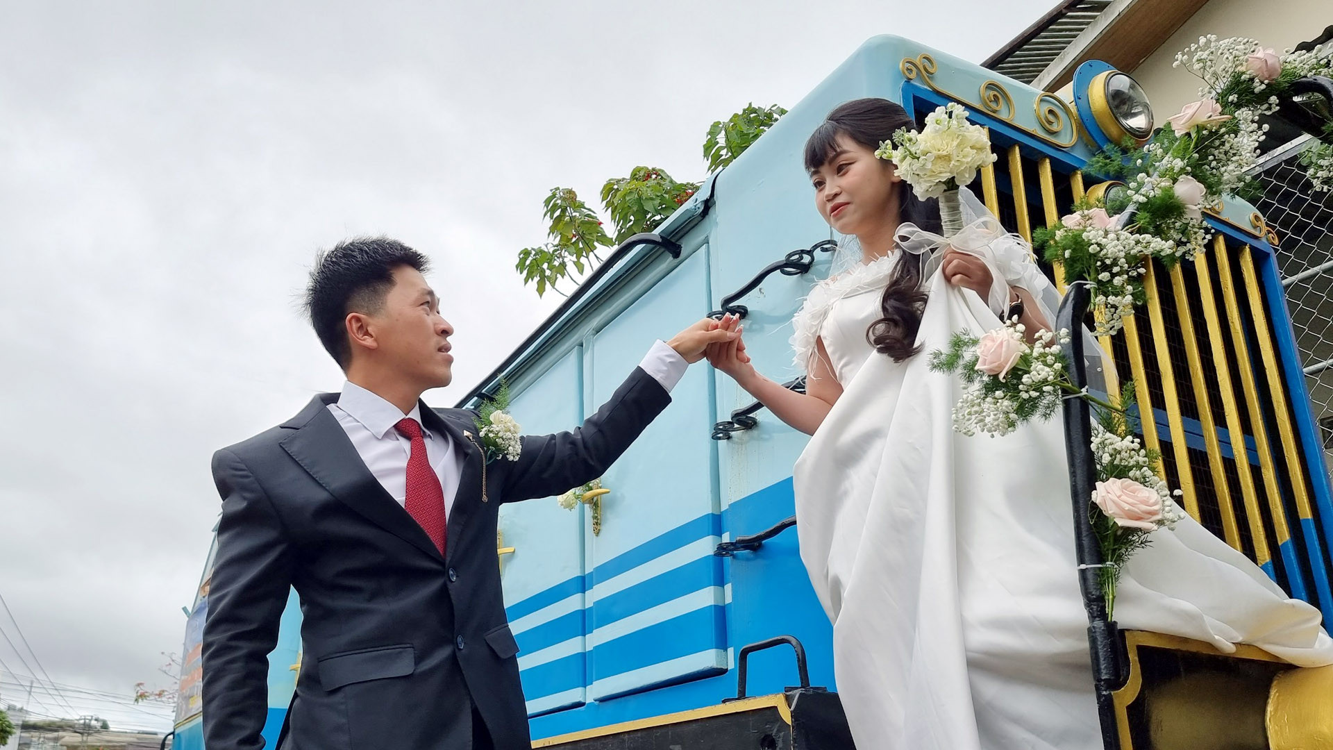 Tuyết Hoa (sinh năm 1999) quê xứ B’Lao, thành phố Bảo Lộc, tỉnh Lâm Đồng ngày nay; còn Xuân Thịnh là chàng trai sinh ra bên sông lớn Đạ Đờng, huyện Lâm Hà, Lâm Đồng.