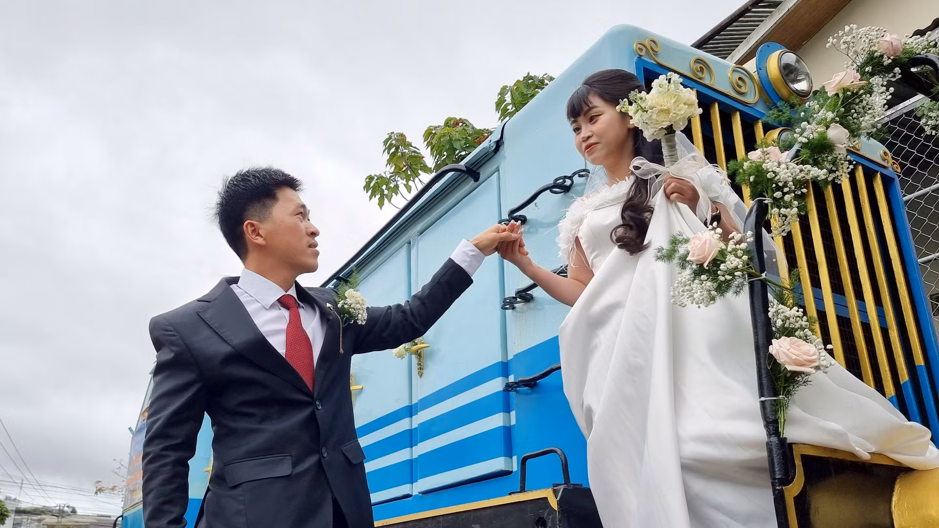 Tuyết Hoa (sinh năm 1999) quê xứ B’Lao, thành phố Bảo Lộc, tỉnh Lâm Đồng ngày nay; còn Xuân Thịnh là chàng trai sinh ra bên sông lớn Đạ Đờng, huyện Lâm Hà, Lâm Đồng. Tuyết Hoa (sinh năm 1999) quê xứ B’Lao, thành phố Bảo Lộc, tỉnh Lâm Đồng ngày nay; còn Xuân Thịnh là chàng trai sinh ra bên sông lớn Đạ Đờng, huyện Lâm Hà, Lâm Đồng.