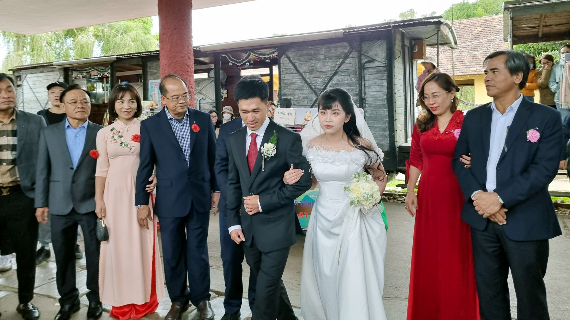 Chiều, phố núi Đà Lạt choàng hơi lạnh. Nhưng, tại không gian nhà ga cổ Đà Lạt trở nên nồng nàn. Bởi nơi đây diễn ra đám cưới độc, lạ trên hệ thống đường sắt Việt Nam; lễ sánh duyên diễn ra trên đoàn tàu xình xịch lăn bánh.