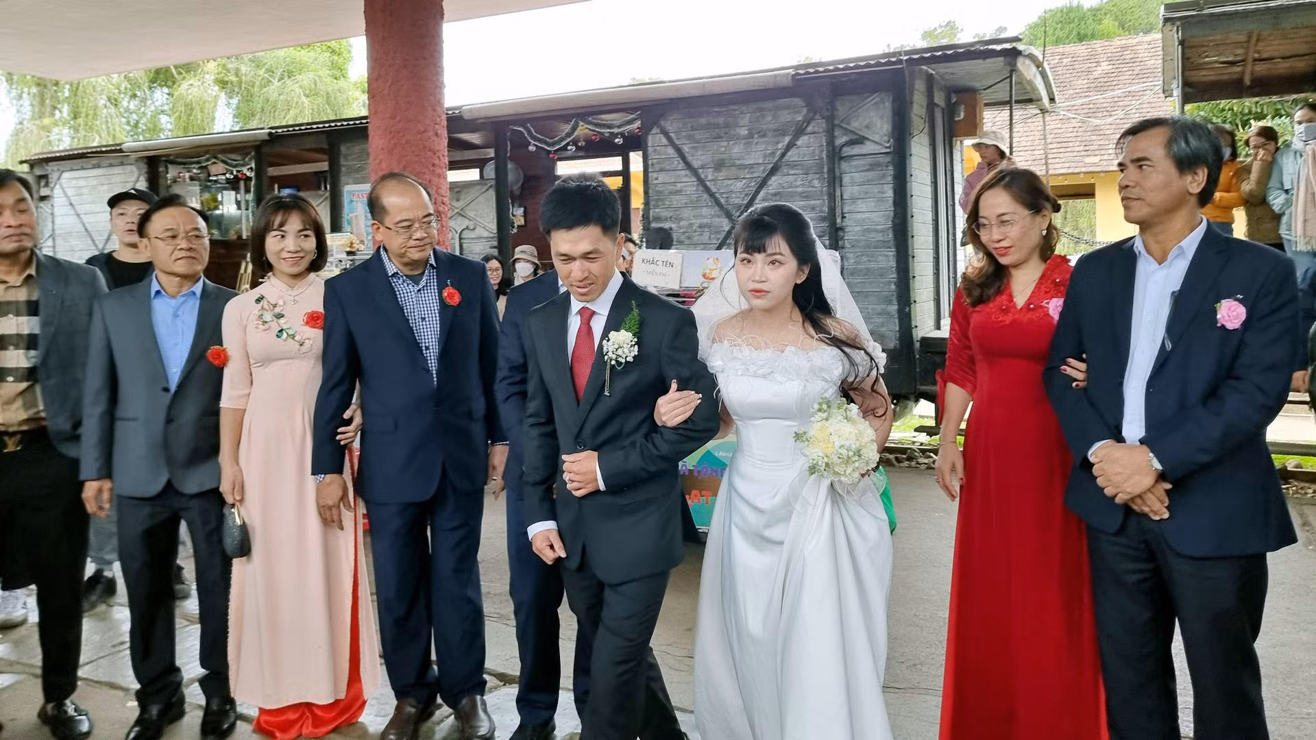 Chiều, phố núi Đà Lạt choàng hơi lạnh. Nhưng, tại không gian nhà ga cổ Đà Lạt trở nên nồng nàn. Bởi nơi đây diễn ra đám cưới độc, lạ trên hệ thống đường sắt Việt Nam; lễ sánh duyên diễn ra trên đoàn tàu xình xịch lăn bánh. Chiều, phố núi Đà Lạt choàng hơi lạnh. Nhưng, tại không gian nhà ga cổ Đà Lạt trở nên nồng nàn. Bởi nơi đây diễn ra đám cưới độc, lạ trên hệ thống đường sắt Việt Nam; lễ sánh duyên diễn ra trên đoàn tàu xình xịch lăn bánh.