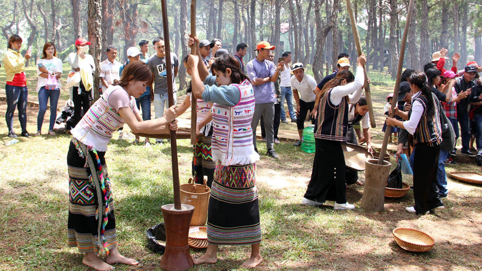 Đồng bào các dân tộc Nam Tây Nguyên cùng vui ngày hội.