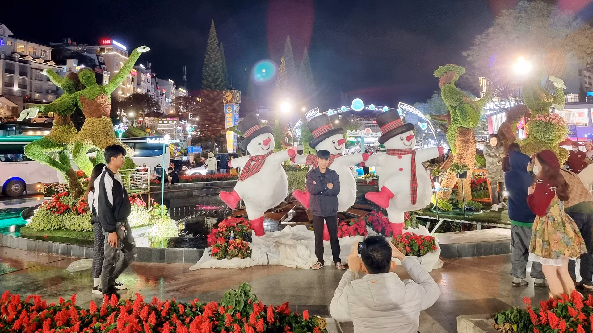 Trung tâm thành phố Đà Lạt được trang trí những hình tượng "thành phố âm nhạc" và mùa Giáng sinh thu hút người dân địa phương và du khách.