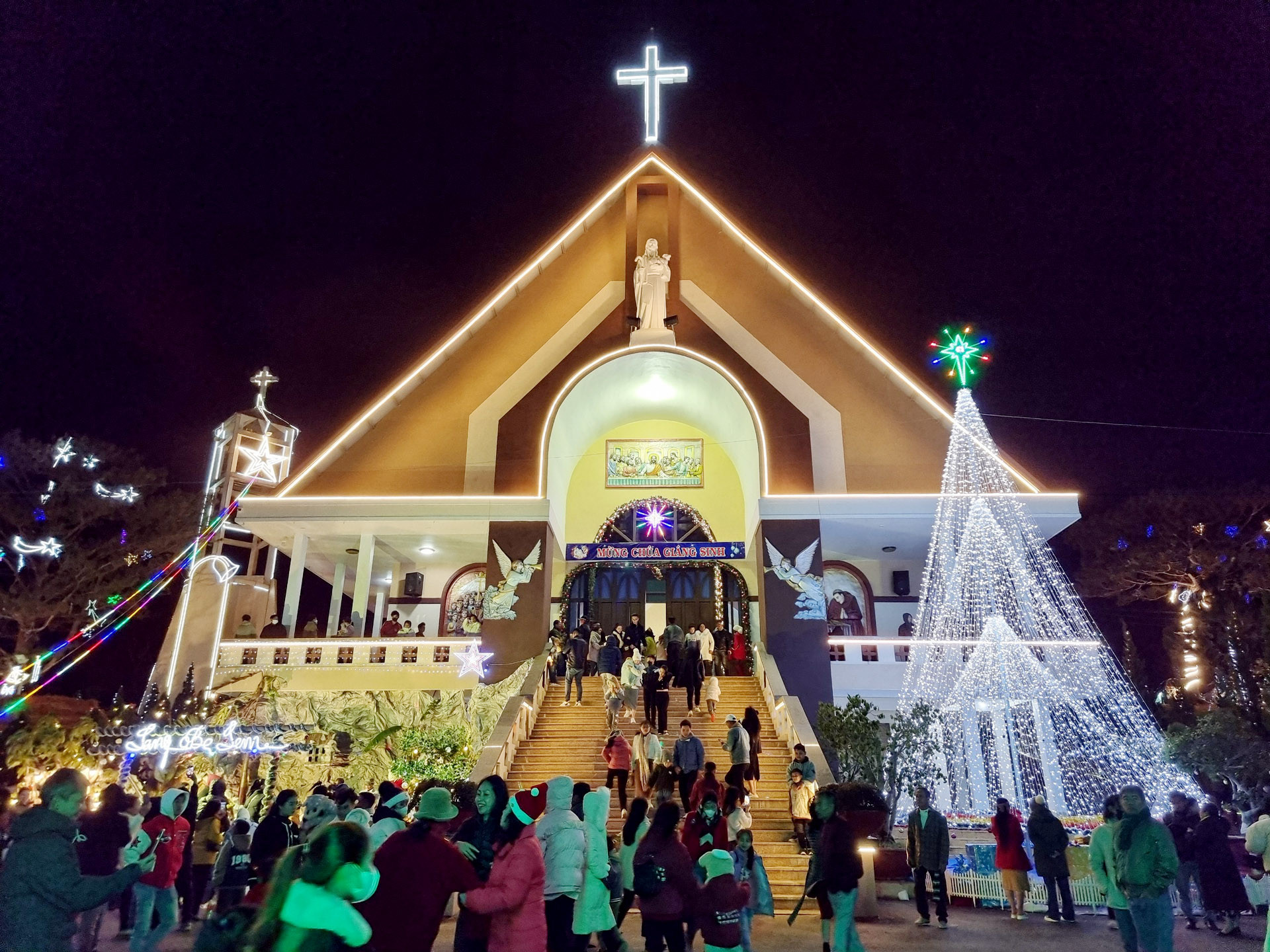 Nhà thờ Tùng Lâm trong đêm 24/12.