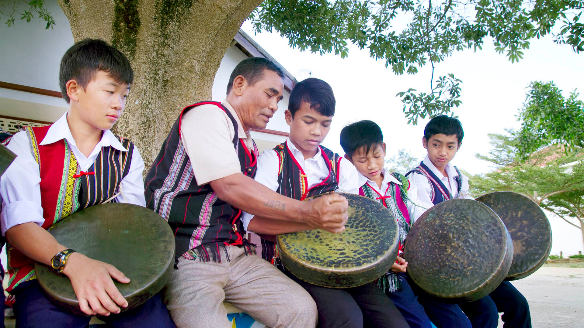 Già làng Tây Nguyên truyền dạy cồng chiêng cho thế hệ trẻ.