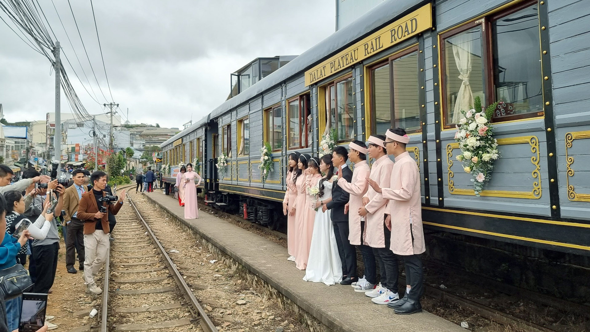 Hôm nay, chuyến tàu từ ga Đà Lạt đến Trại Mát và ngược lại, với quảng đường 7km, trở nên khác biệt. Đầu tàu và những toa xe lửa được trang trí lộng lẫy, chào đón đôi uyên ương Tuyết Hoa và Xuân Thịnh, cùng người thân, bằng hữu và du khách đến nâng chén rượu hồng.