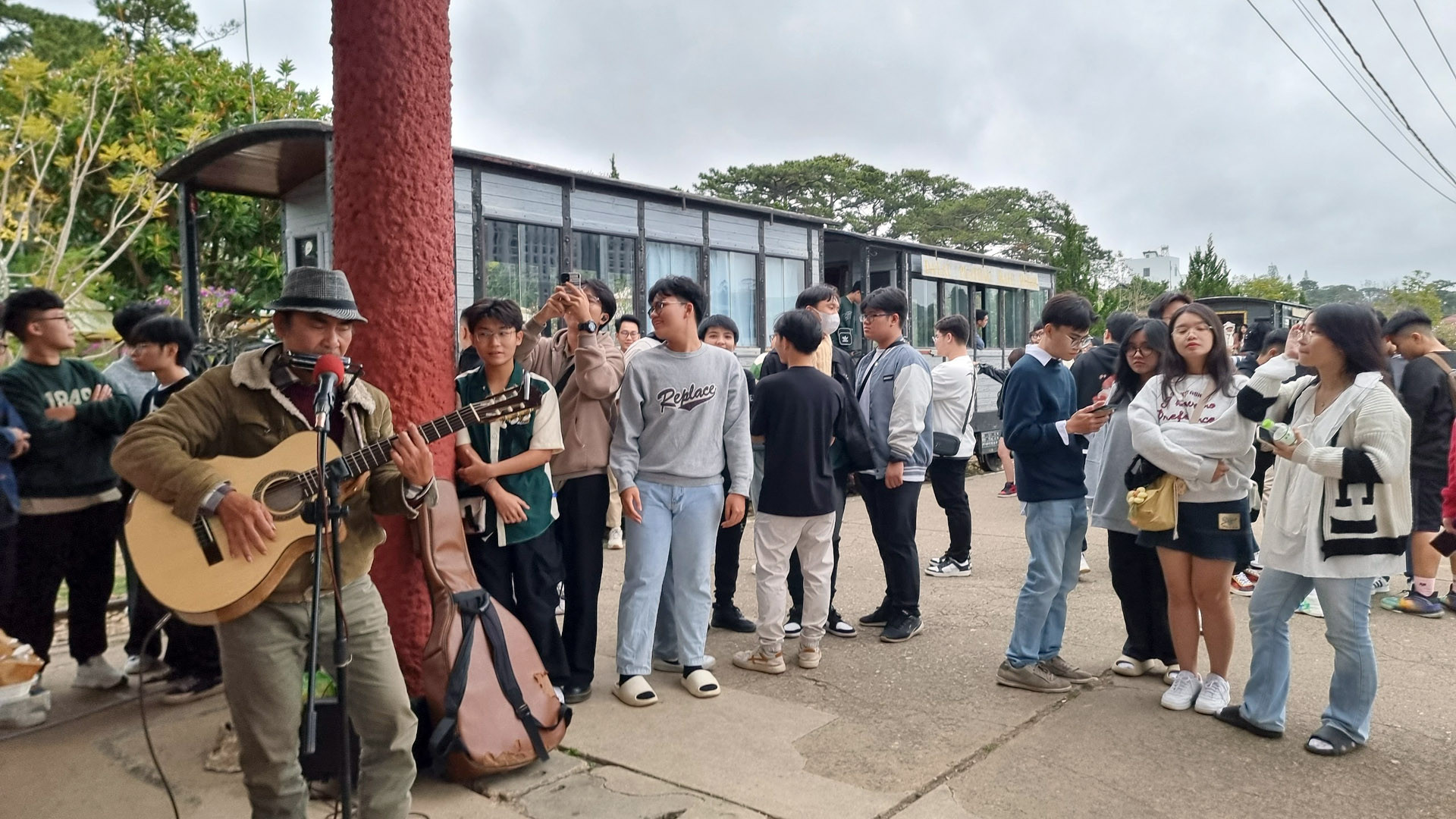 Dịch vụ mới này của ngành đường sắt Việt Nam sẽ phục vụ theo nhu cầu khách hàng, như có thể trang trí đoàn tàu thành rồng, phượng; hay cách sắp xếp, bố trí, loại hình tiệc trong toa tàu; nhu cầu về số lượng toa… Nếu đi xa, có thể tổ chức phòng tân hôn trên tàu.