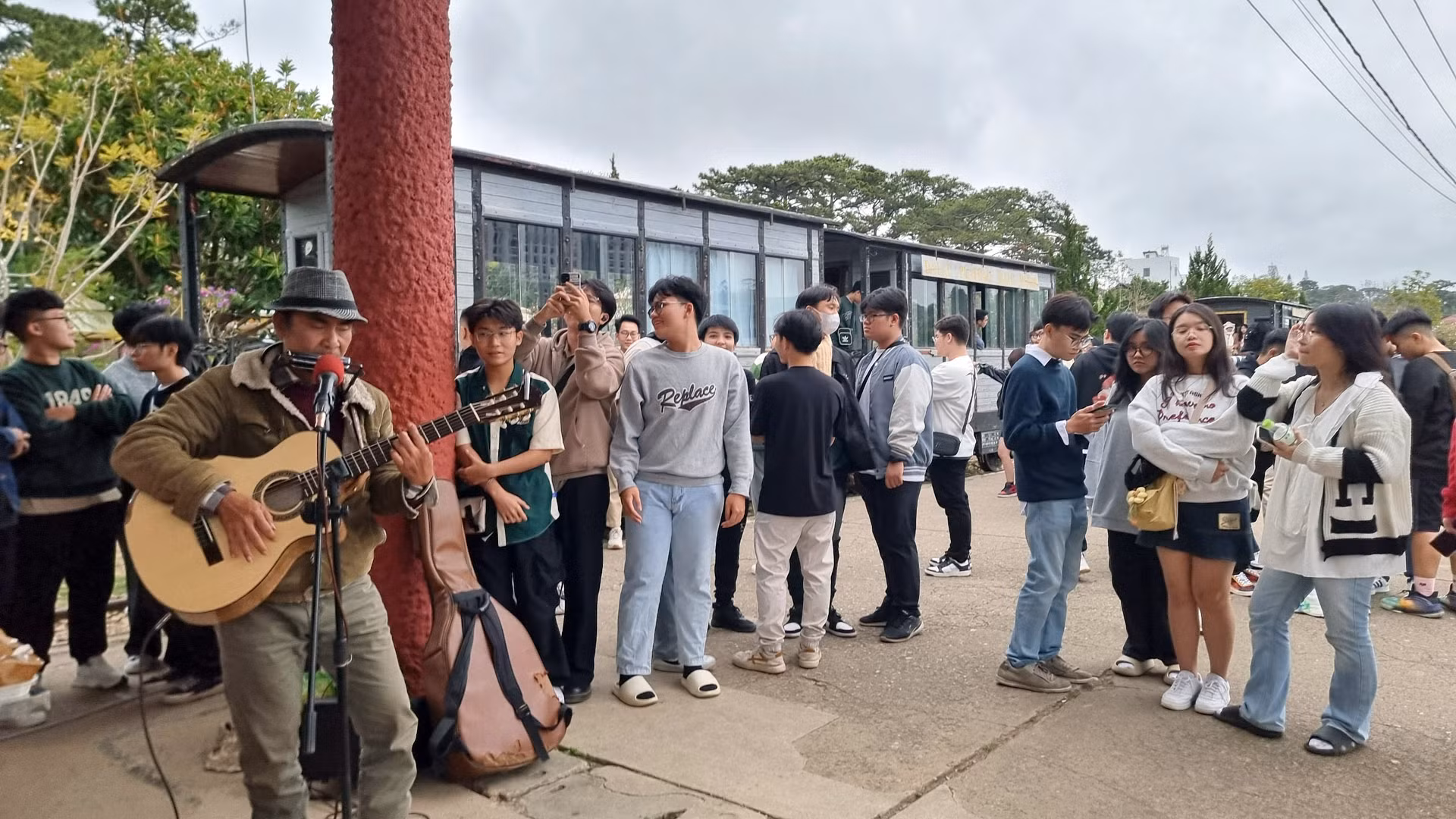 Dịch vụ mới này của ngành đường sắt Việt Nam sẽ phục vụ theo nhu cầu khách hàng, như có thể trang trí đoàn tàu thành rồng, phượng; hay cách sắp xếp, bố trí, loại hình tiệc trong toa tàu; nhu cầu về số lượng toa… Nếu đi xa, có thể tổ chức phòng tân hôn trên tàu. Dịch vụ mới này của ngành đường sắt Việt Nam sẽ phục vụ theo nhu cầu khách hàng, như có thể trang trí đoàn tàu thành rồng, phượng; hay cách sắp xếp, bố trí, loại hình tiệc trong toa tàu; nhu cầu về số lượng toa… Nếu đi xa, có thể tổ chức phòng tân hôn trên tàu.