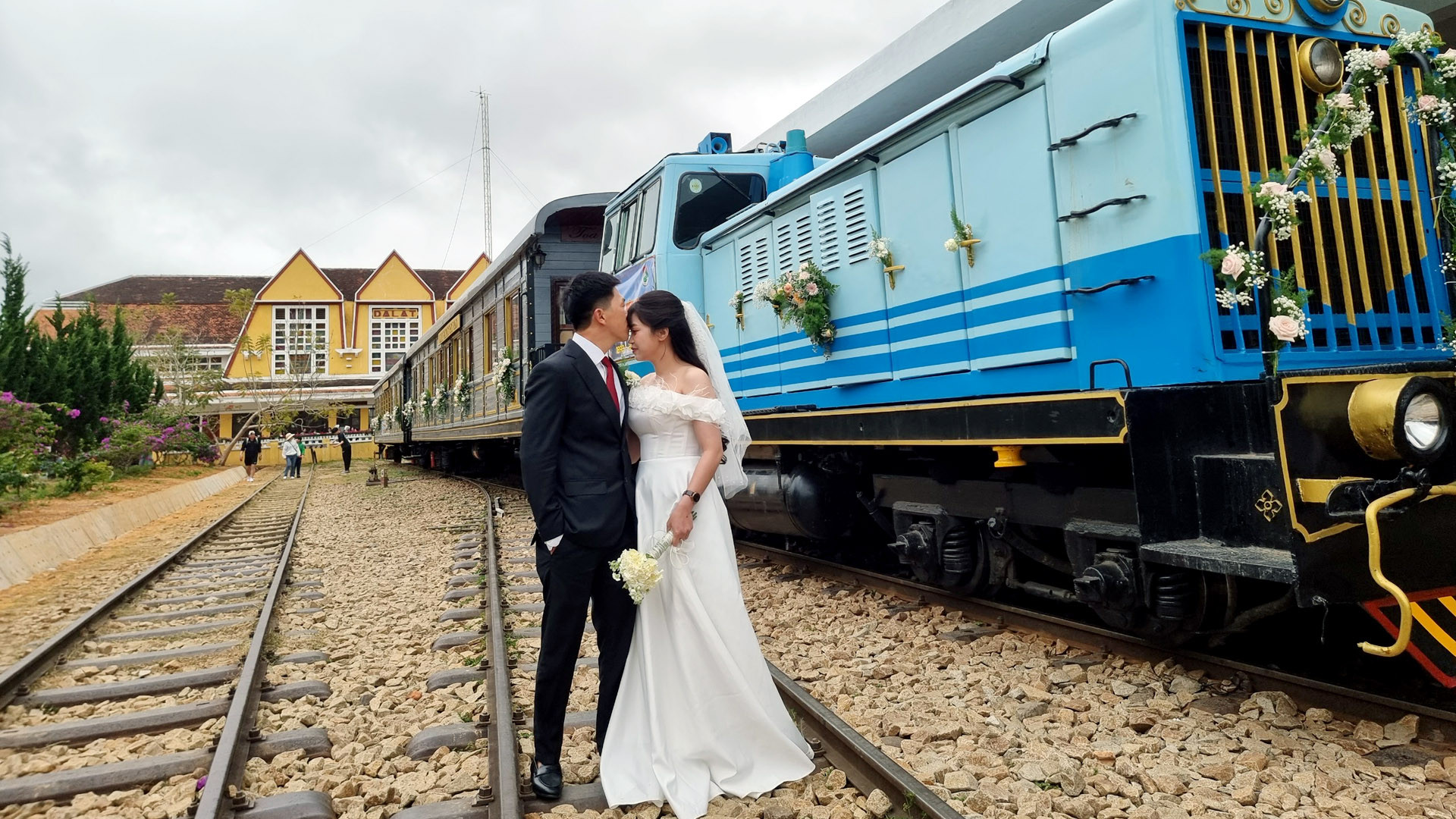 Tay trong tay đi dọc đường tàu lưu nhớ khoảnh khắc đặc biệt trong đời, Tuyết Hoa chia sẻ: “Tuyến đường sắt này đã kết nối chúng em. Em làm bộ phận marketing, còn chồng em chạy tàu. Qua đây, chúng em xin gửi lời cảm ơn chân thành đến lãnh đạo công ty đã tổ chức lễ cưới rất đặc biệt này”.