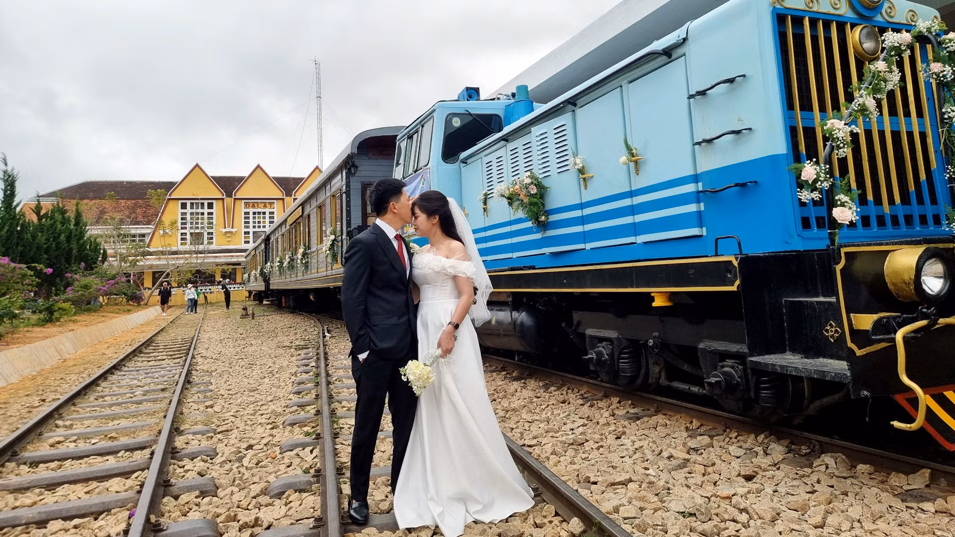 Tay trong tay đi dọc đường tàu lưu nhớ khoảnh khắc đặc biệt trong đời, Tuyết Hoa chia sẻ: “Tuyến đường sắt này đã kết nối chúng em. Em làm bộ phận marketing, còn chồng em chạy tàu. Qua đây, chúng em xin gửi lời cảm ơn chân thành đến lãnh đạo công ty đã tổ chức lễ cưới rất đặc biệt này”. Tay trong tay đi dọc đường tàu lưu nhớ khoảnh khắc đặc biệt trong đời, Tuyết Hoa chia sẻ: “Tuyến đường sắt này đã kết nối chúng em. Em làm bộ phận marketing, còn chồng em chạy tàu. Qua đây, chúng em xin gửi lời cảm ơn chân thành đến lãnh đạo công ty đã tổ chức lễ cưới rất đặc biệt này”.