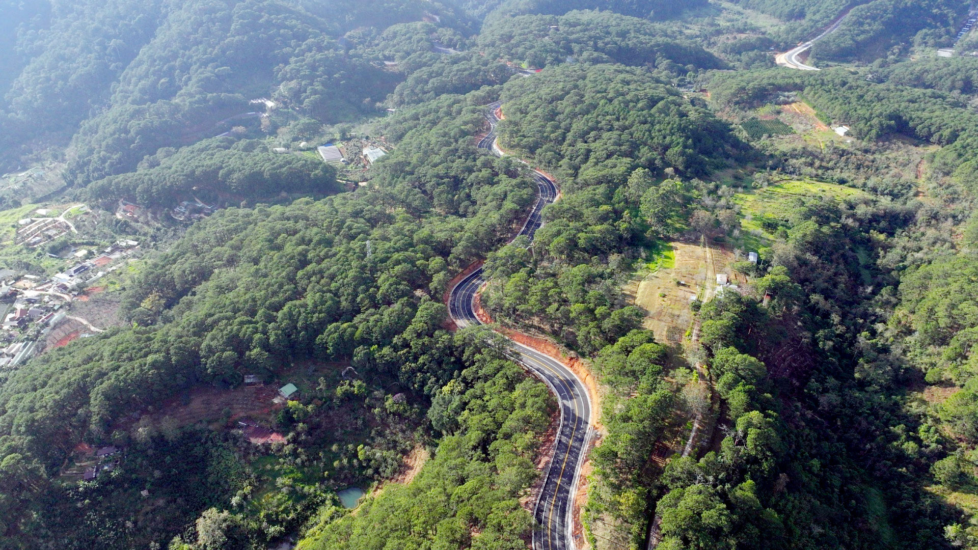 Như Báo Nhân Dân đã thông tin, dự án nâng cấp, mở rộng đèo Prenn được khởi công tháng 2/2023, tuyến đường có chiều dài 7,4km, với tổng mức đầu tư 553 tỷ đồng, từ nguồn ngân sách địa phương. Dự án do Ban Quản lý Dự án giao thông tỉnh Lâm Đồng làm chủ đầu tư, liên danh Đèo Cả là nhà thầu thi công.