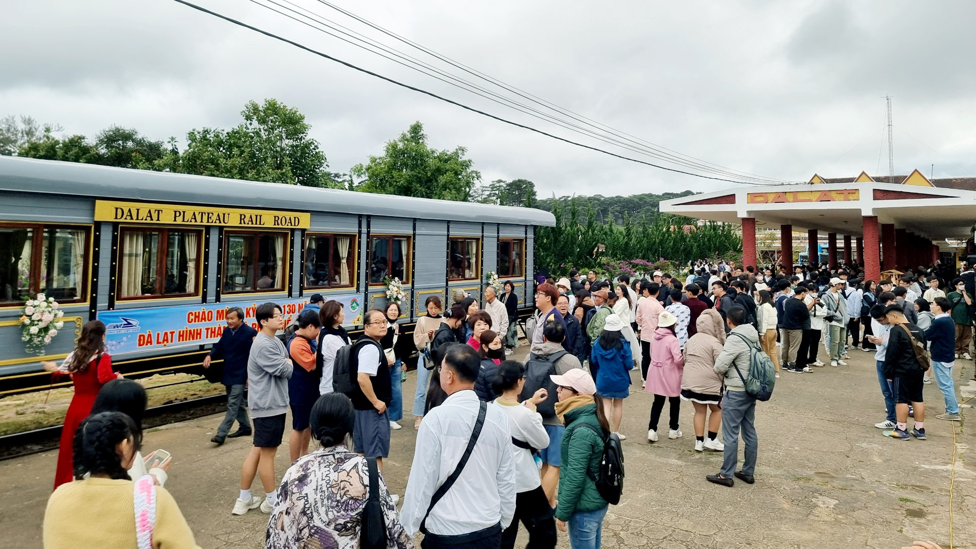 Cùng với loại hình đám cưới, sau sự kiện này, Tổng Công ty Đường sắt Việt Nam còn nhận tổ chức tiệc sinh nhật, họp lớp và các sự kiện khác, khi khách hàng có nhu cầu. “Chúng tôi làm toàn mạng lưới đường sắt Việt Nam, với 3.143km, đi qua 34 tỉnh, thành phố. Nếu khách hàng có nhu cầu, chúng tôi đều tổ chức được”, Chủ tịch Hội đồng thành viên Tổng Công ty Đường sắt Việt Nam Đặng Sỹ Mạnh cho biết.