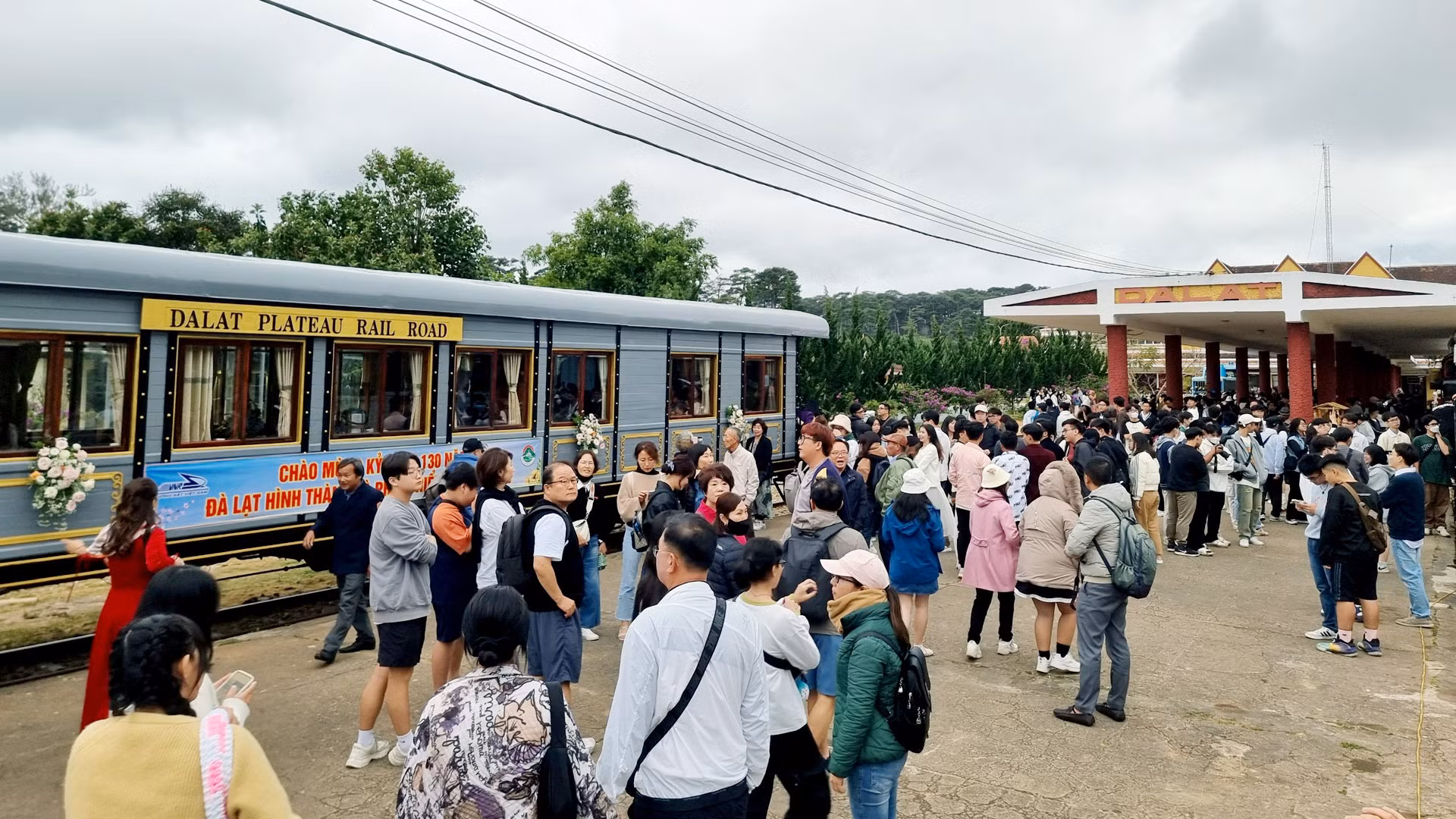 Cùng với loại hình đám cưới, sau sự kiện này, Tổng Công ty Đường sắt Việt Nam còn nhận tổ chức tiệc sinh nhật, họp lớp và các sự kiện khác, khi khách hàng có nhu cầu. “Chúng tôi làm toàn mạng lưới đường sắt Việt Nam, với 3.143km, đi qua 34 tỉnh, thành phố. Nếu khách hàng có nhu cầu, chúng tôi đều tổ chức được”, Chủ tịch Hội đồng thành viên Tổng Công ty Đường sắt Việt Nam Đặng Sỹ Mạnh cho biết. Cùng với loại hình đám cưới, sau sự kiện này, Tổng Công ty Đường sắt Việt Nam còn nhận tổ chức tiệc sinh nhật, họp lớp và các sự kiện khác, khi khách hàng có nhu cầu. “Chúng tôi làm toàn mạng lưới đường sắt Việt Nam, với 3.143km, đi qua 34 tỉnh, thành phố. Nếu khách hàng có nhu cầu, chúng tôi đều tổ chức được”, Chủ tịch Hội đồng thành viên Tổng Công ty Đường sắt Việt Nam Đặng Sỹ Mạnh cho biết.