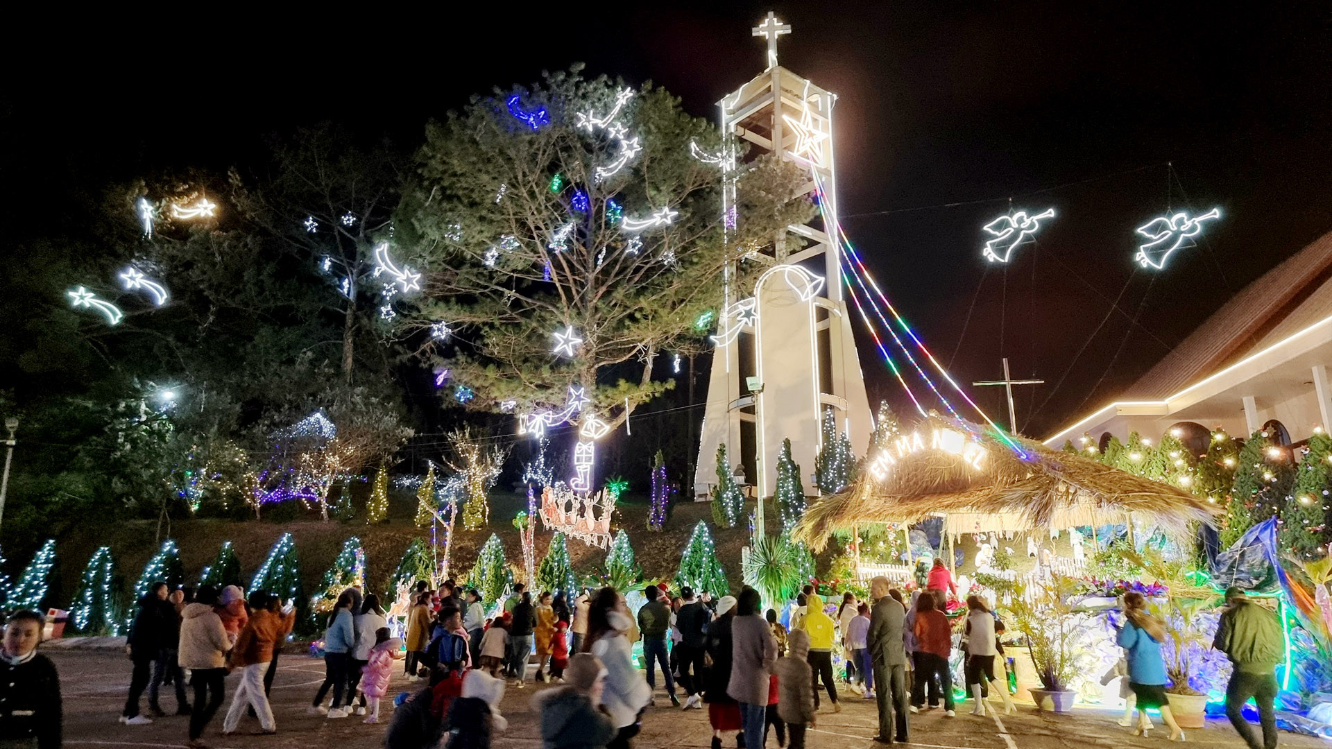 Nhiều nhà thờ tại phố núi Đà Lạt được trang trí lung linh đón mừng Giáng sinh.