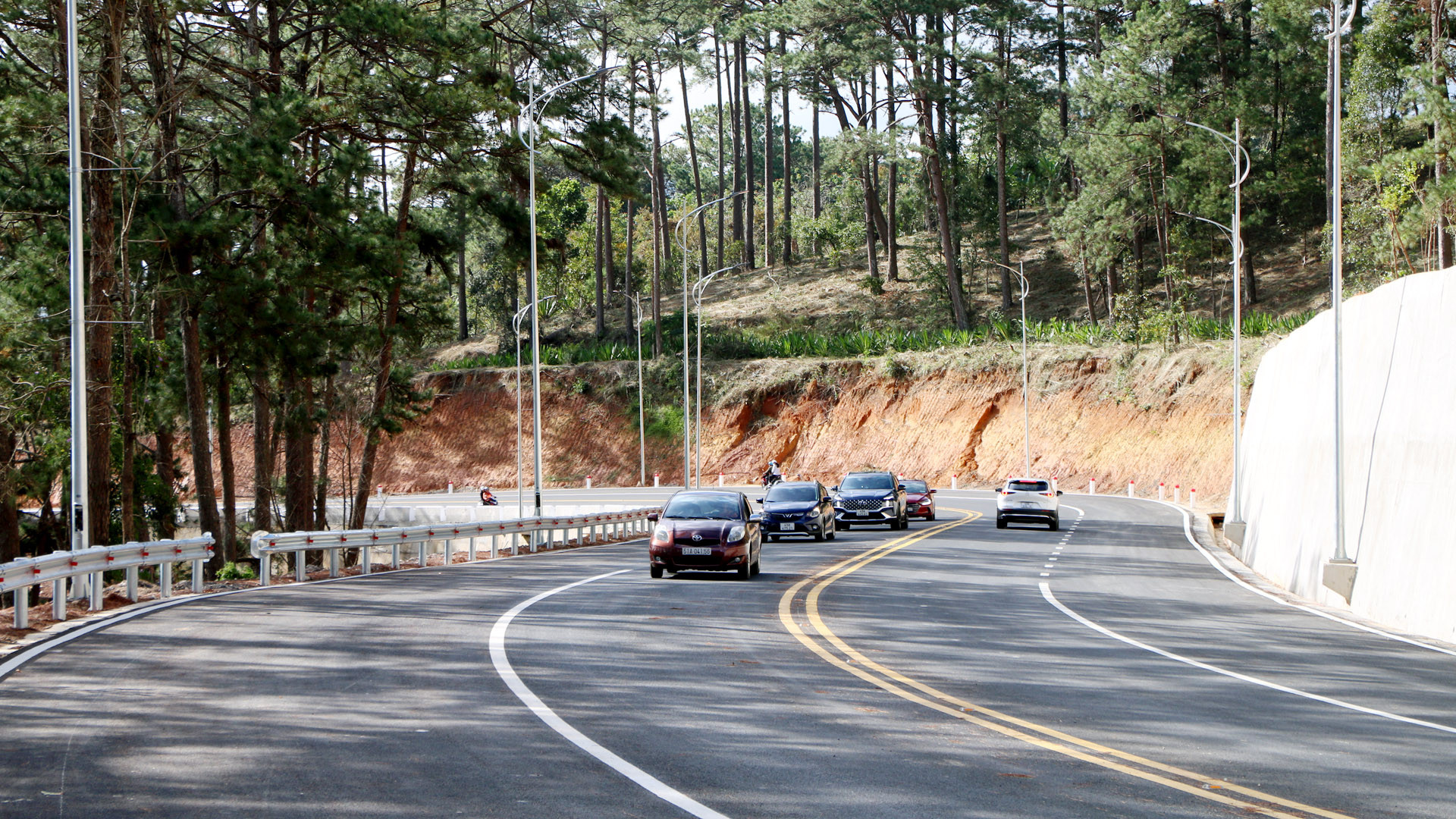 Tất cả các phương tiện (trừ xe tải) chính thức được lưu thông trên đoạn tuyến này.