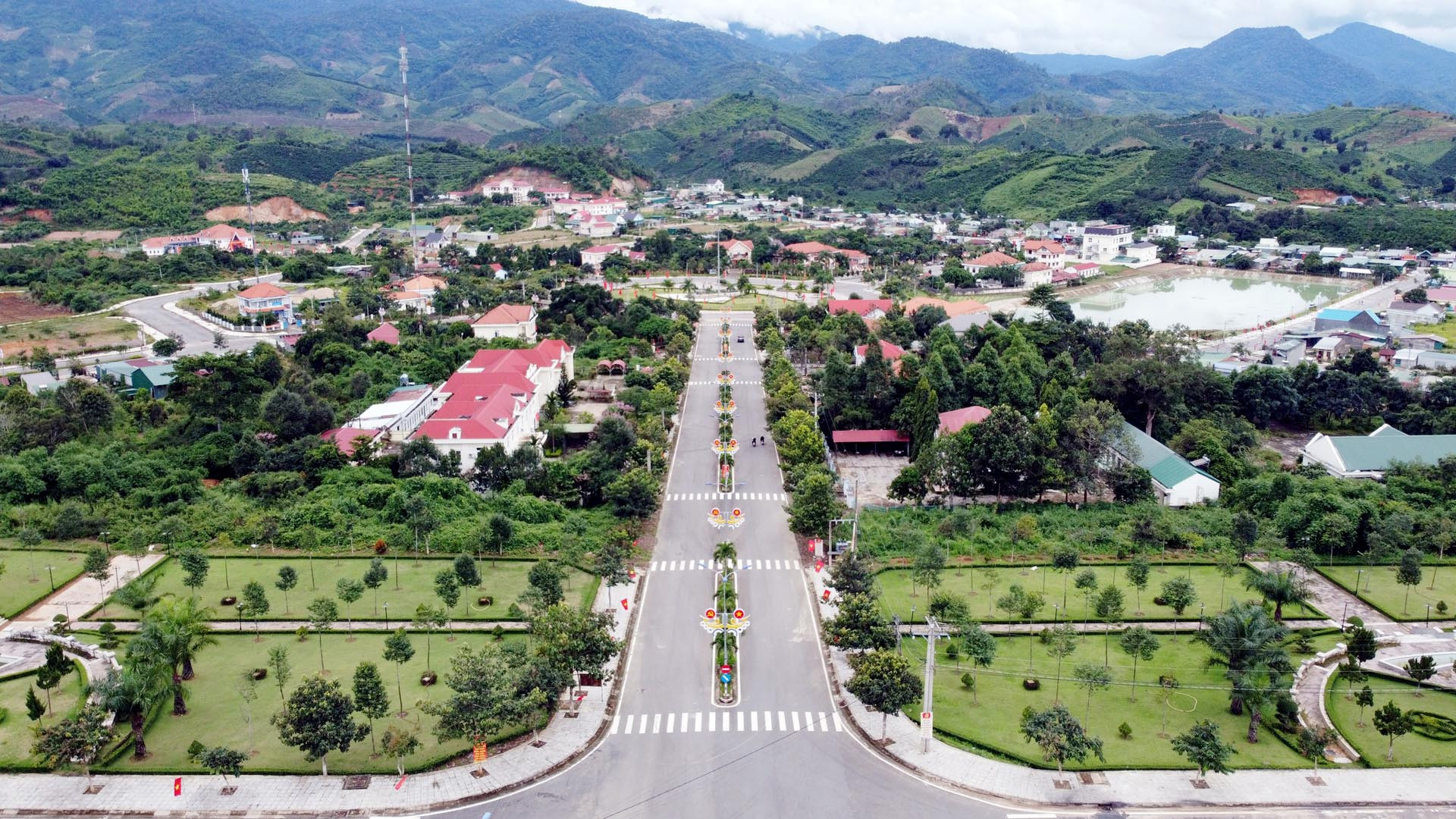 Khi phá được thế ngõ cụt, Đam Rông sẽ mở rộng cơ hội thu hút đầu tư, xứ “mây ấp núi” rồi sẽ sáng tươi trong nắng mai.