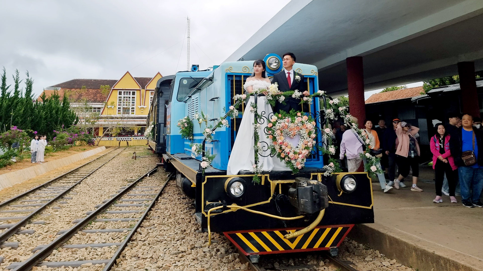 Trên hành trình chuyến tàu đặc biệt này, đã lưu dấu hạnh phúc của chàng lái tàu và cô gái nhỏ hàng ngày mong đợi trên sân ga. Một sân ga khác biệt, sân ga không người đưa tiễn, sân ga của niềm vui và hạnh phúc.