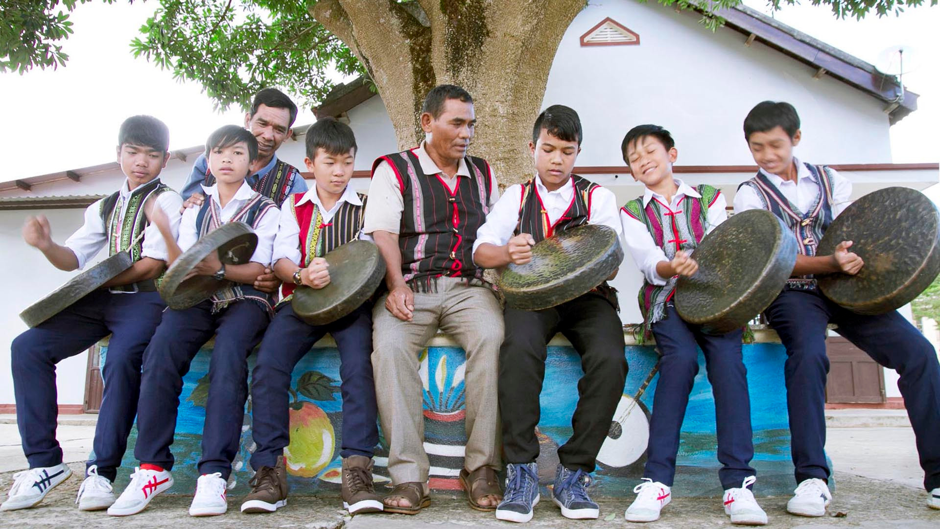 Già làng Nam Tây Nguyên truyền dạy cồng chiêng cho thế hệ trẻ.