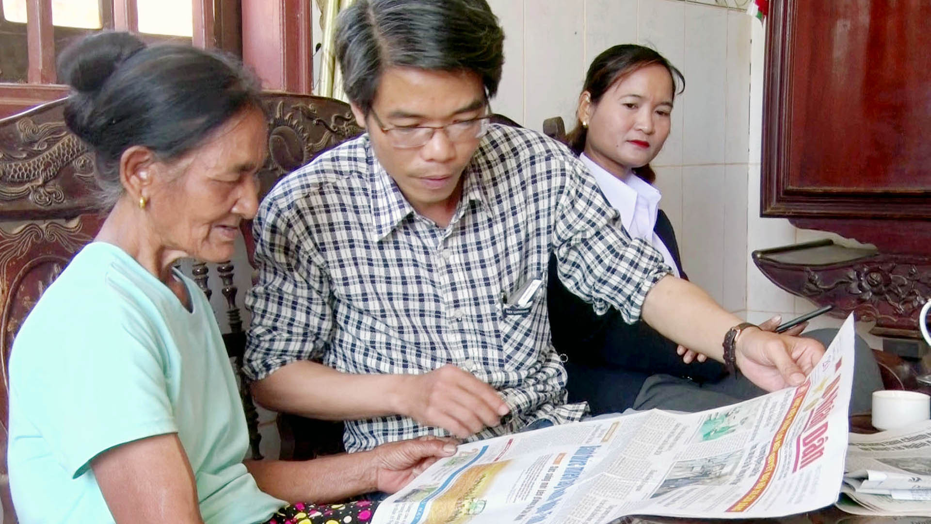 Tác giả và bà Năm Lôi ở xã Anh hùng Đồng Nai Thượng, huyện Cát Tiên, Lâm Đồng.