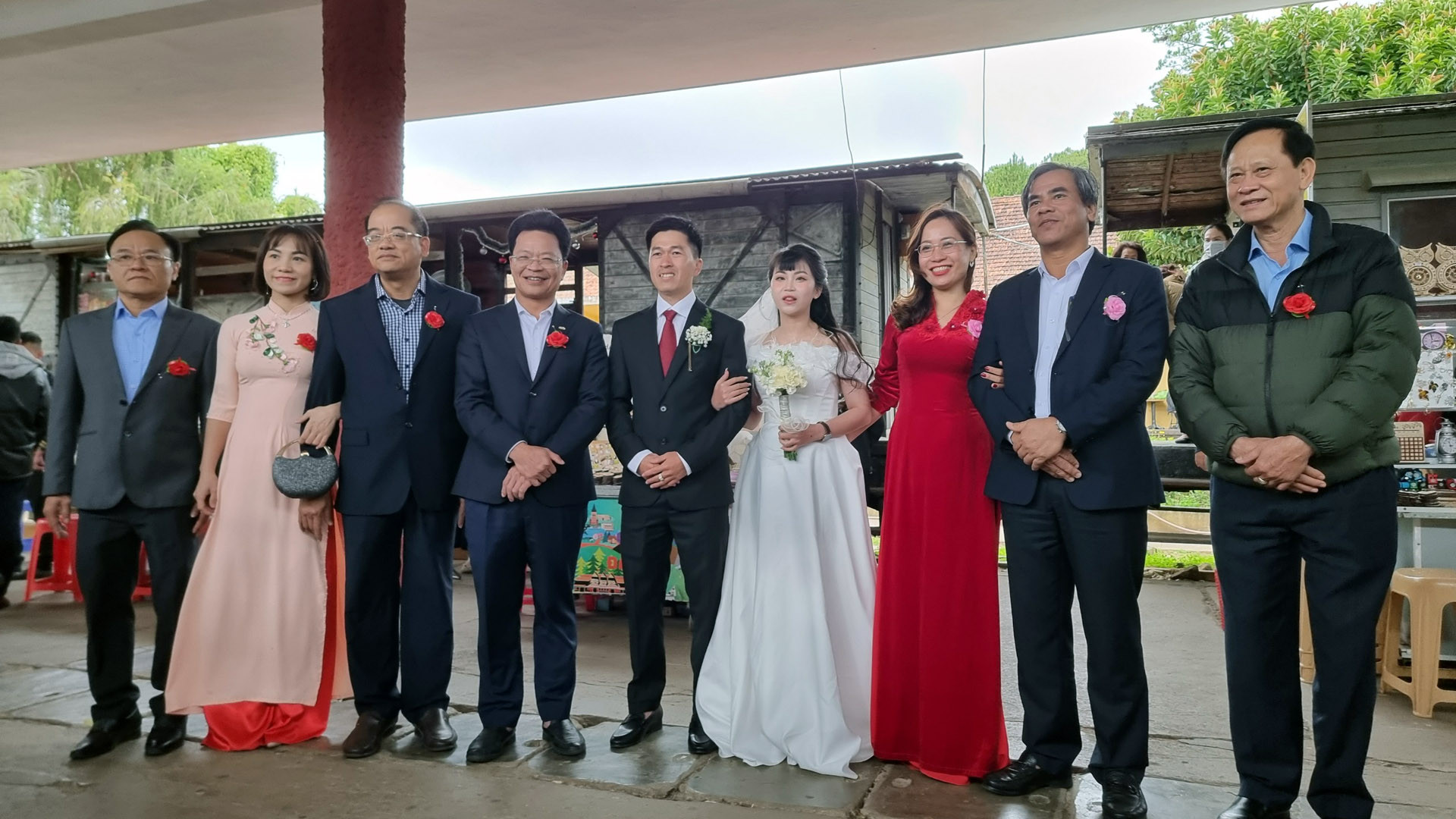 Đại diện hai họ và lãnh đạo Công ty cổ phần đường sắt Sài Gòn, Tổng Công ty Đường sắt Việt Nam tổ chức lễ cưới đặc biệt cho đôi uyên ương Tuyết Hoa-Xuân Thịnh.